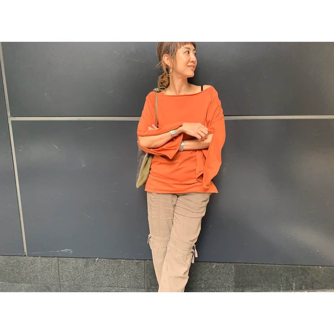 土井地恵理子さんのインスタグラム写真 - (土井地恵理子Instagram)「・ カリスマバイヤーが 似合うと言ってくれたので 買いました。笑 @yoshiminagao × @cityshop.tokyo のカットソー✨ ・ 長袖のようで がっつりスリットだから 半袖みたいな。 日焼け防止にもいいね😎 首回りのラインも綺麗で。 ・ オレンジがまた良い色🍊 ・ thanx❤︎ ・ ・ #cityshop #yoshiminagao #orange #fashion」6月14日 23時47分 - ericodoiji