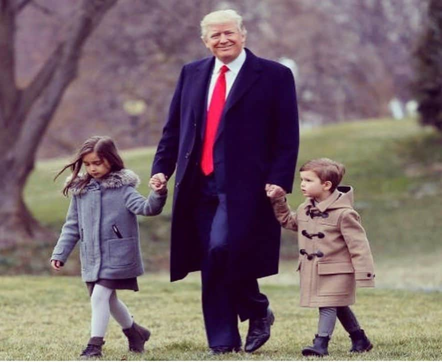 イヴァンカ・トランプさんのインスタグラム写真 - (イヴァンカ・トランプInstagram)「Happy Birthday Dad! We love you! 💛」6月14日 23時43分 - ivankatrump