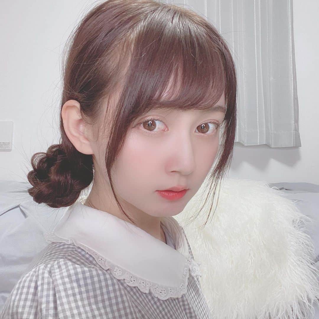金久保マユ（ぼんぼん）のインスタグラム：「最近ハマってる髪型。 下でお団子👵💗 . . 今日はアルティメット人狼chでした！ ご視聴いただいた方ありがとうございました🐺 . 今日も今日とて、とても楽しいゲームだった！ゲームだけど皆が真剣に挑んでるから、熱くなったりもするけど終わってからは皆で感想戦したりして盛り上がってます🥰あー、早く人狼したい！ . . . . . . .  #写真#夏#作品撮り#撮影#したい#ポートレート#春夏コーデ#セットアップ#かわいい#きょコ#美意識向上#自撮り界隈#自撮り女子#かわいくなりたい#ヘアアレンジ#ぱっつん#メイク#ぴんく#お団子#お団子ヘア #お団子アレンジ #人狼#photo#camera#animegirl#followme#love#pink#runner#running」
