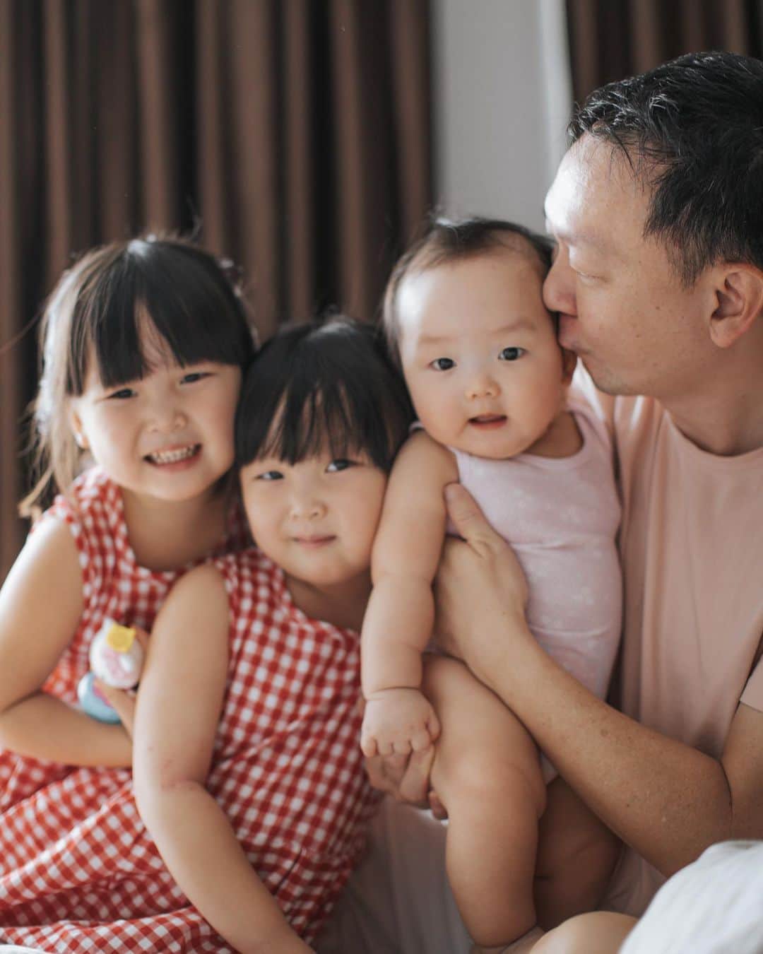 MOMOツインズのインスタグラム：「So many photos of the kids growing up, but they are always asking why Dad isn’t in most of them. Making an effort to take more daddy shots now 🤣  #mombehindthelens📷」