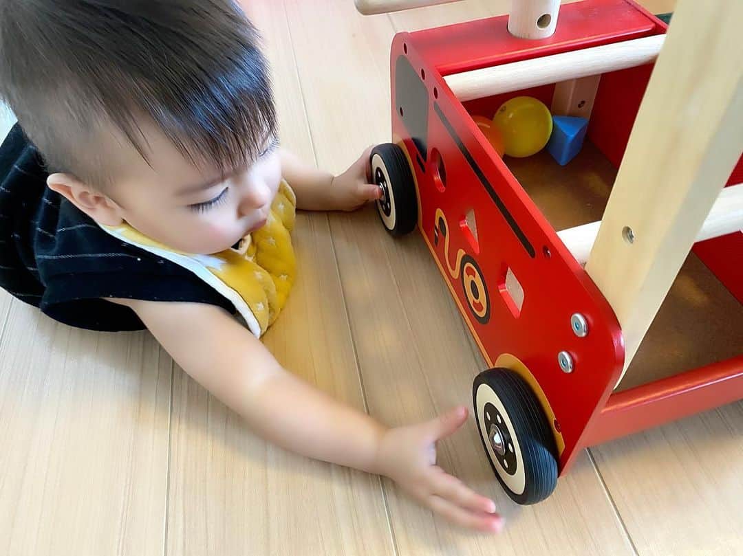 Momoeのインスタグラム：「最近雨ばっかりでやだねえ😕☔️ 昔何かで見たんだけど 「雨ばっかりで嫌」っていう表現は 雨が好きな人だっている、 雨が必要な国もある、 だから雨＝嫌なものという発言はよくない。 的な事言ってたの思い出した💭 わかるけど私は雨嫌だ😕 洗濯干せないし お散歩行けないからなー🚲 . 写真は整備士みより。 . .  #happy #家事 #育児 #family #家族 #boy #smile #男の子 #息子 #code #love #lucky #kids #子供 #thankyou #宝物 #ベビー #fashion #follow #心 #縁 #パパ #ママ #家族写真 #男の子ママ #赤ちゃん写真 #photo #子育て #1歳 #flower」