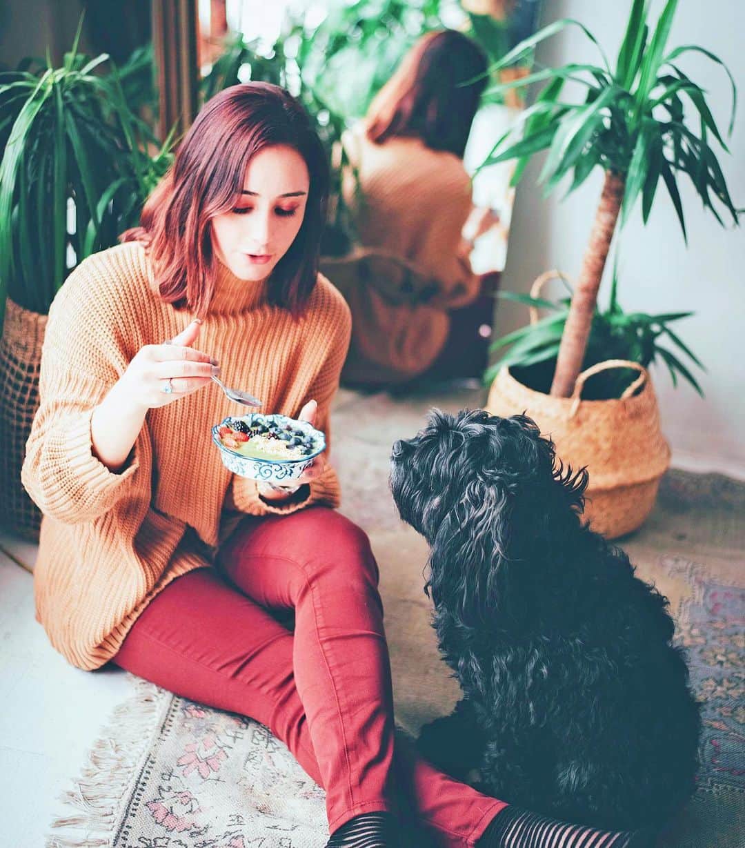 ケイトリン・オズモンドのインスタグラム：「Whoever said diamonds are a girl’s best friend never owned a dog. • Rasquette and I were at the dog park this morning having a nice conversation about playing. I always have good talks with her over what our day will be like and so much more.  A person caught me doing this and laughed saying “the dog park is the only place you can have a conversation with your dog and no one thinks anything of. It” I giggled and said right back to her, “she is my best friend. I have full conversations with her no matter who is around.” She is there for anything I have to say and all she asks in return is a good belly scratch, food, and endless amounts of snuggles! • • #puppylove #morningtalks #oldphotosamelove @nulopetfood #healthiertogether 📸 : @barbaraannsolomon」