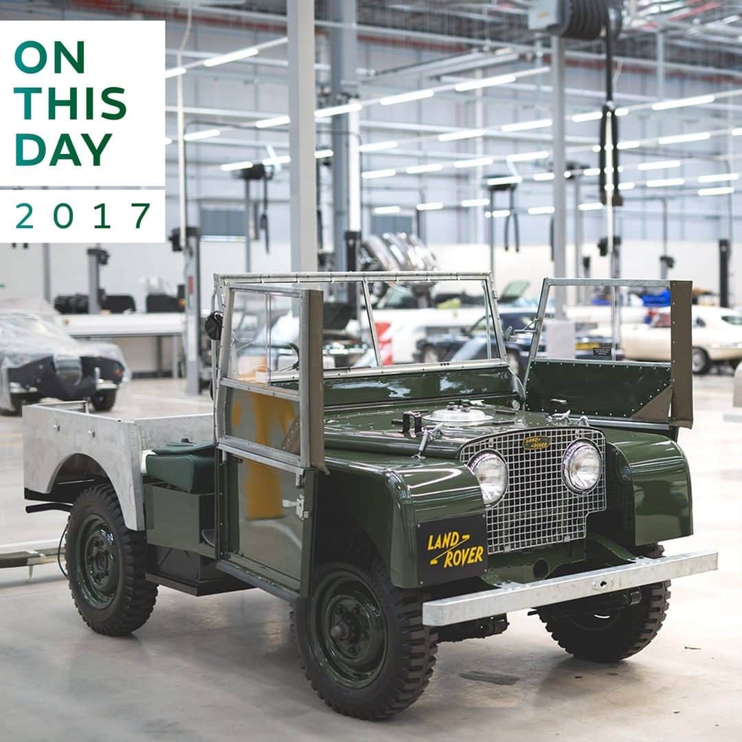 Land Roverさんのインスタグラム写真 - (Land RoverInstagram)「On This Day in 2017 we celebrated the launch of Jaguar Land Rover Classic Works, a state-of-the-art facility which aims to bring our history back to life by meticulously rebuilding limited edition and bespoke vehicles. #RangeRover50 #ClassicWorks #JaguarLandRover #JaguarClassic #LandRoverClassic #Restoration #VehicleRestoration #CarRestoration」6月15日 0時00分 - landrover
