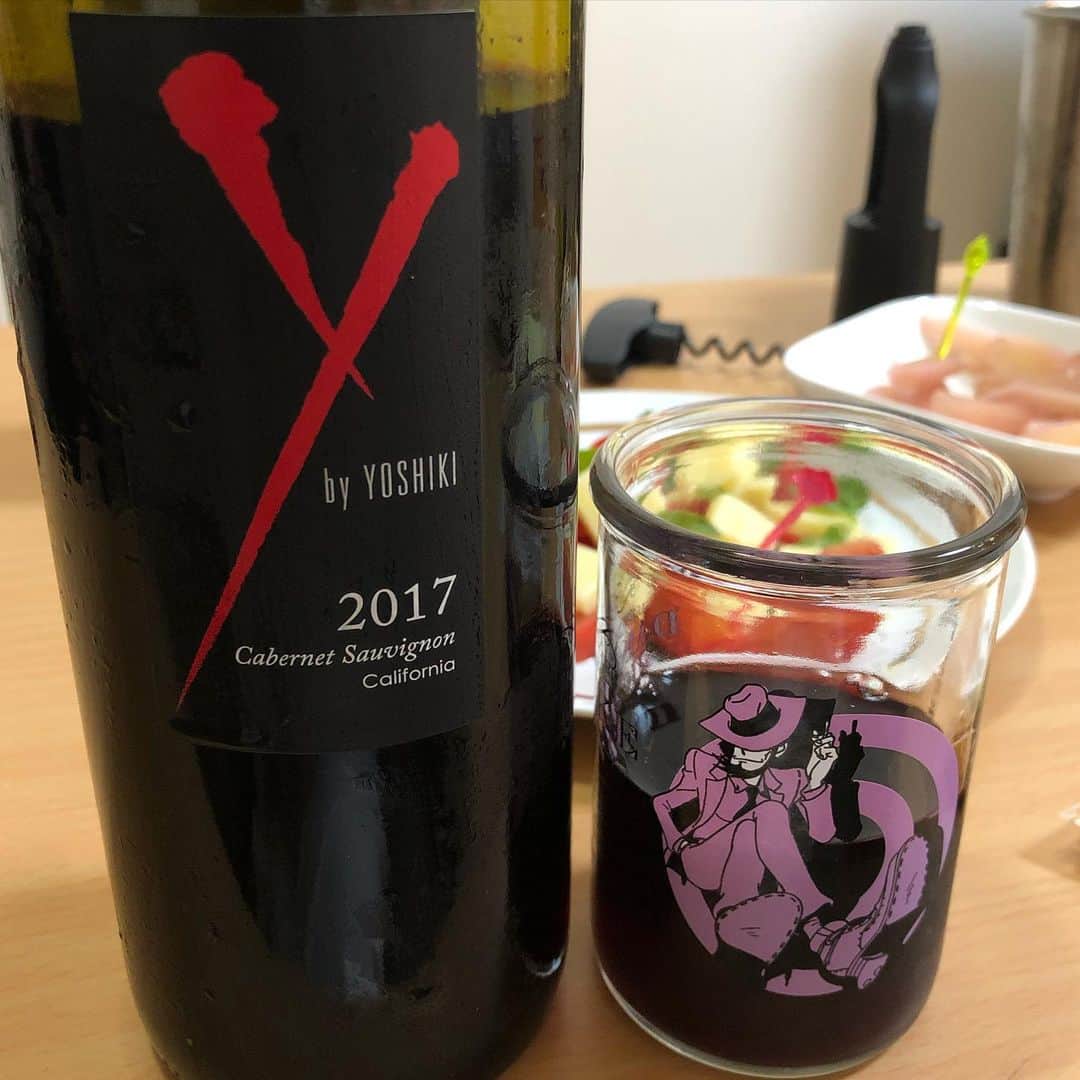 たまたまこさんのインスタグラム写真 - (たまたまこInstagram)「予約してた #YOSHIKI プロデュースの #赤ワイン が届いた〜🍷❤️んんん、飲みやすい！美味しい！深い！けど、カルメネールのアルパカのほうが美味いと思う私の舌はヤバいのかも😂😂😂 おつまみはカプレーゼと #岩下の新生姜 ❤️至福🥰」6月15日 0時01分 - tamarikomari