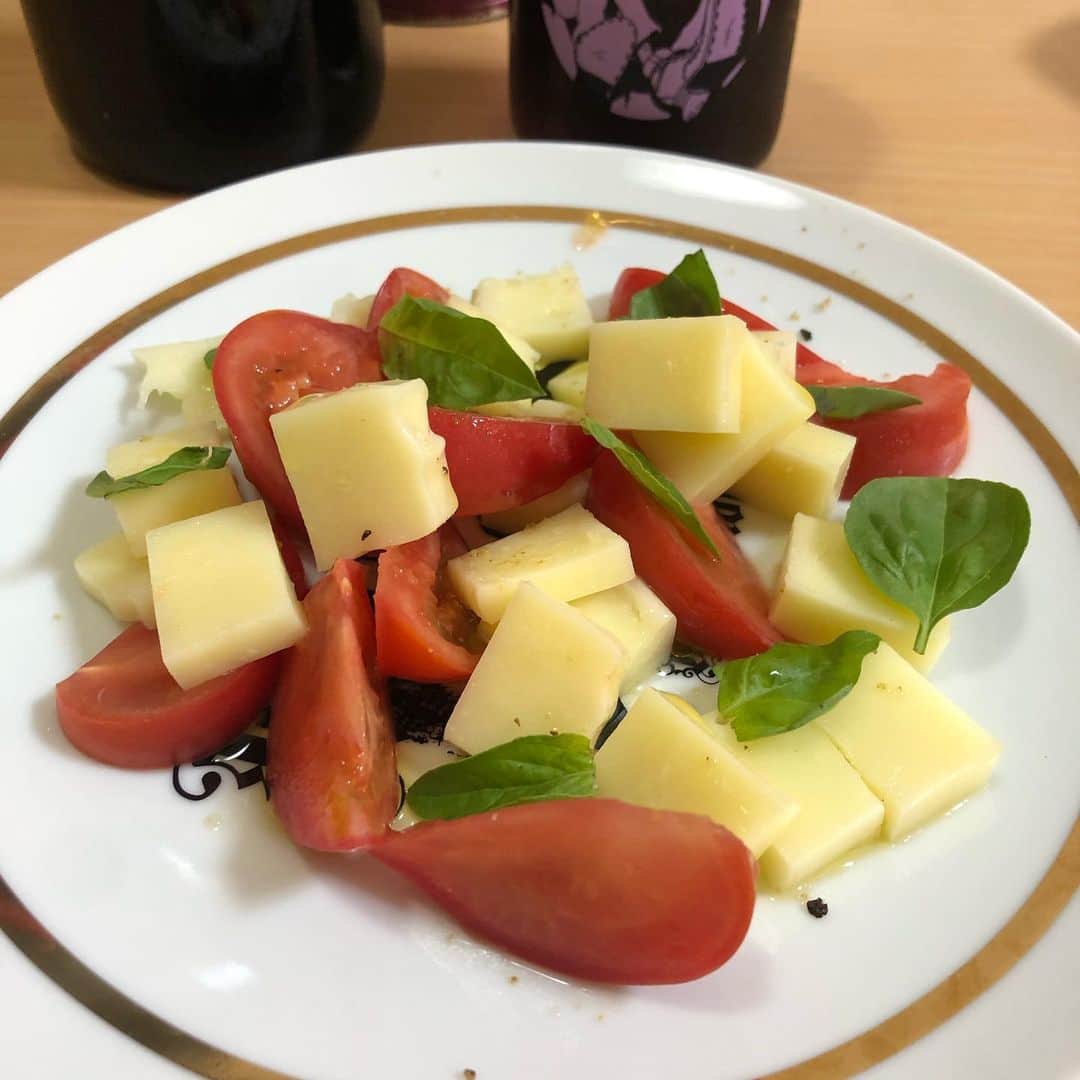 たまたまこさんのインスタグラム写真 - (たまたまこInstagram)「予約してた #YOSHIKI プロデュースの #赤ワイン が届いた〜🍷❤️んんん、飲みやすい！美味しい！深い！けど、カルメネールのアルパカのほうが美味いと思う私の舌はヤバいのかも😂😂😂 おつまみはカプレーゼと #岩下の新生姜 ❤️至福🥰」6月15日 0時01分 - tamarikomari