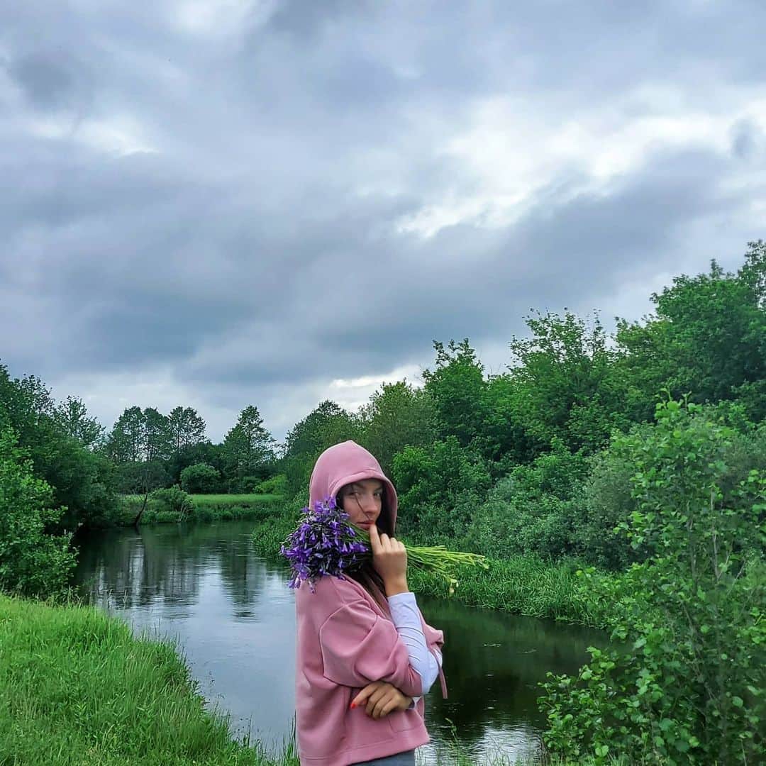 メリティナ・スタニウタさんのインスタグラム写真 - (メリティナ・スタニウタInstagram)「Постигаю сельский дзен 🧘‍♀️ ⠀ #samsungbelarus #galaxyzflip #belarus #nature #river #flower #green #melitinastaniouta #беларусь #маякраiнабеларусь」6月15日 0時04分 - melitinastaniouta