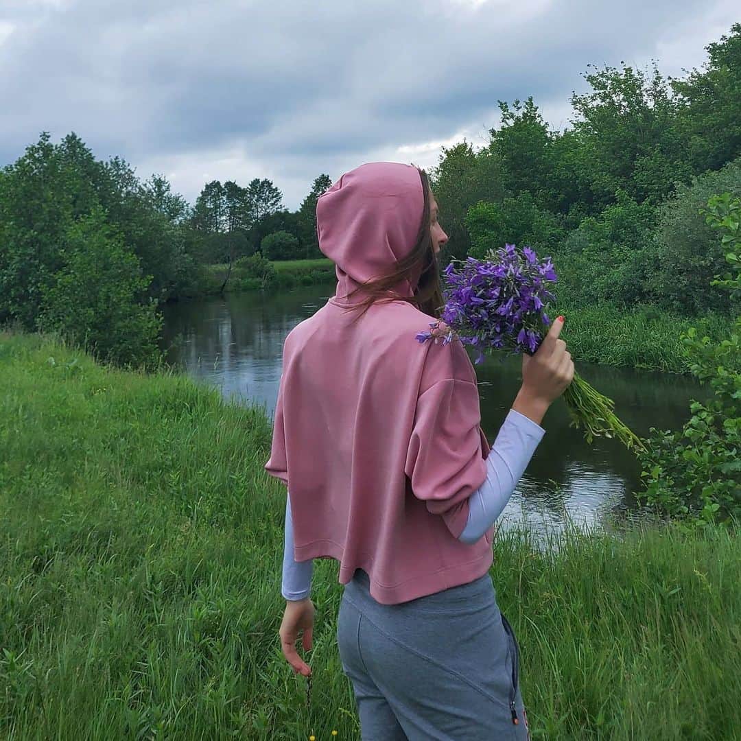 メリティナ・スタニウタさんのインスタグラム写真 - (メリティナ・スタニウタInstagram)「Постигаю сельский дзен 🧘‍♀️ ⠀ #samsungbelarus #galaxyzflip #belarus #nature #river #flower #green #melitinastaniouta #беларусь #маякраiнабеларусь」6月15日 0時04分 - melitinastaniouta