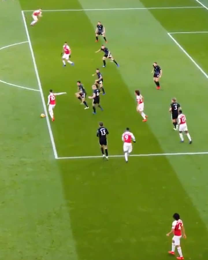 F2Freestylersのインスタグラム：「Özil’s creativity levels...😳🤯💯 @m10_official 👏🏼」