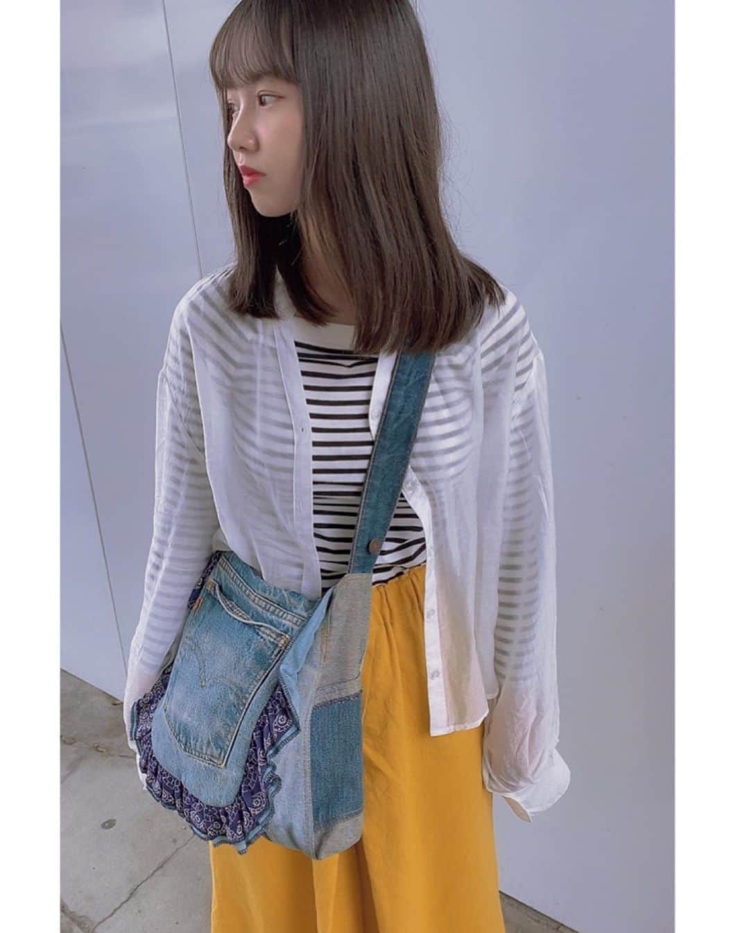 本郷柚巴のインスタグラム：「#古着 #bag Remake ジーンズバッグ👖505  古着屋さんを巡っていたら 以前女性の方がリメイクされたbag👜を発見 こういうのを見つけるとかなりテンションが上がる  大きさも色もすごく使いやすいし 合わせやすい☺️ 自分で作るのは難しいから こういうのを見つけたら 一つはあったら便利💫  #pants　 #mustard #mirai  姉 #tシャツ  #redhotchilipeppers」