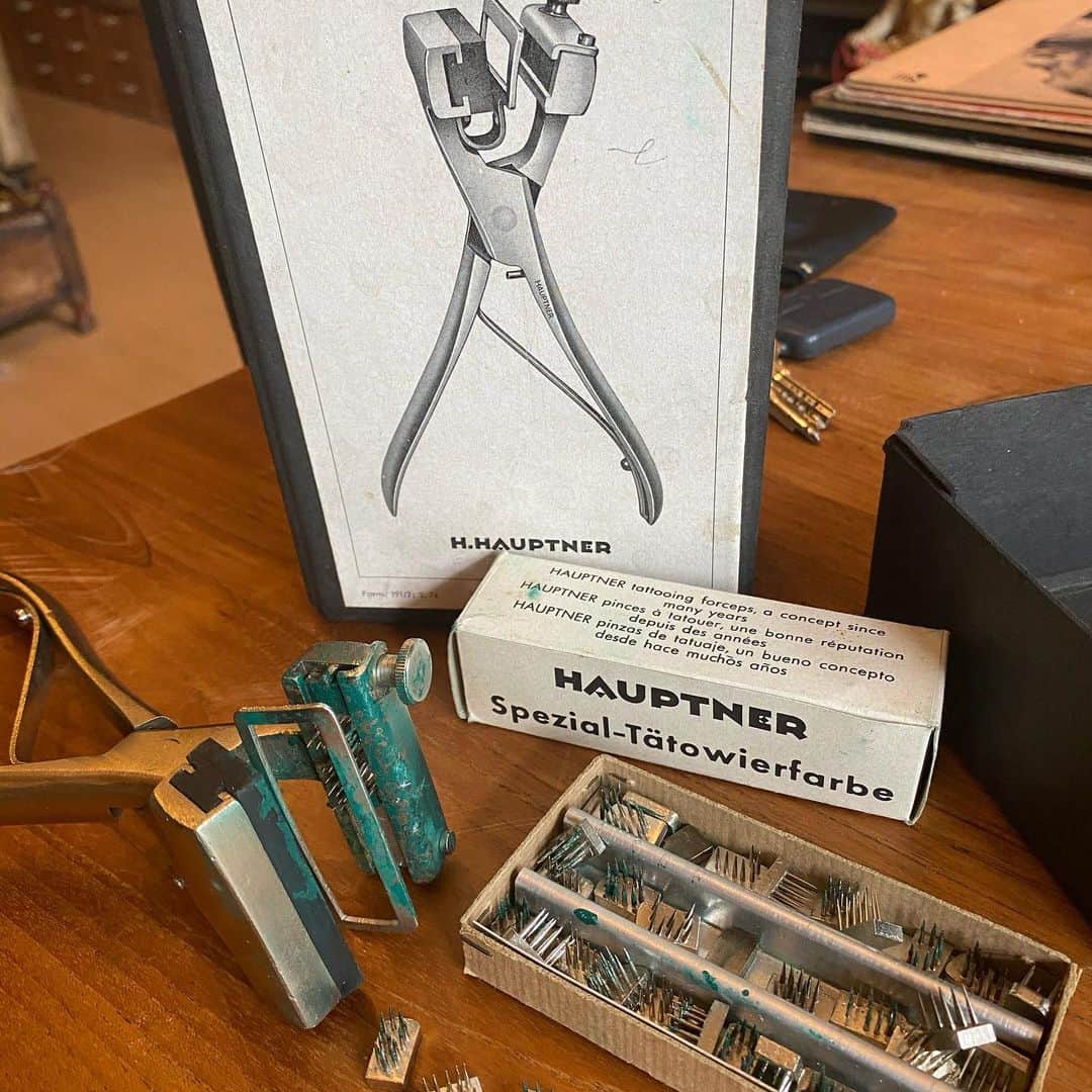 アムステルダム・タトゥー・ミュージアムのインスタグラム：「Animal marker.also in use at the morge for marking bodyparts.donation」