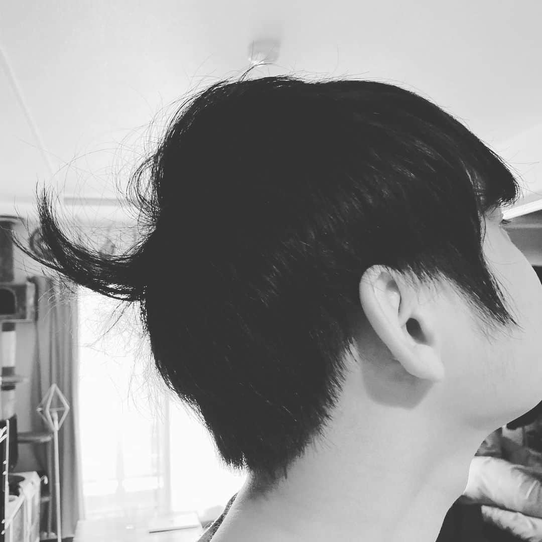 尾崎和樹さんのインスタグラム写真 - (尾崎和樹Instagram)「最近、寝癖がこの形になる。」6月15日 0時24分 - kazuki_drm_ozaki