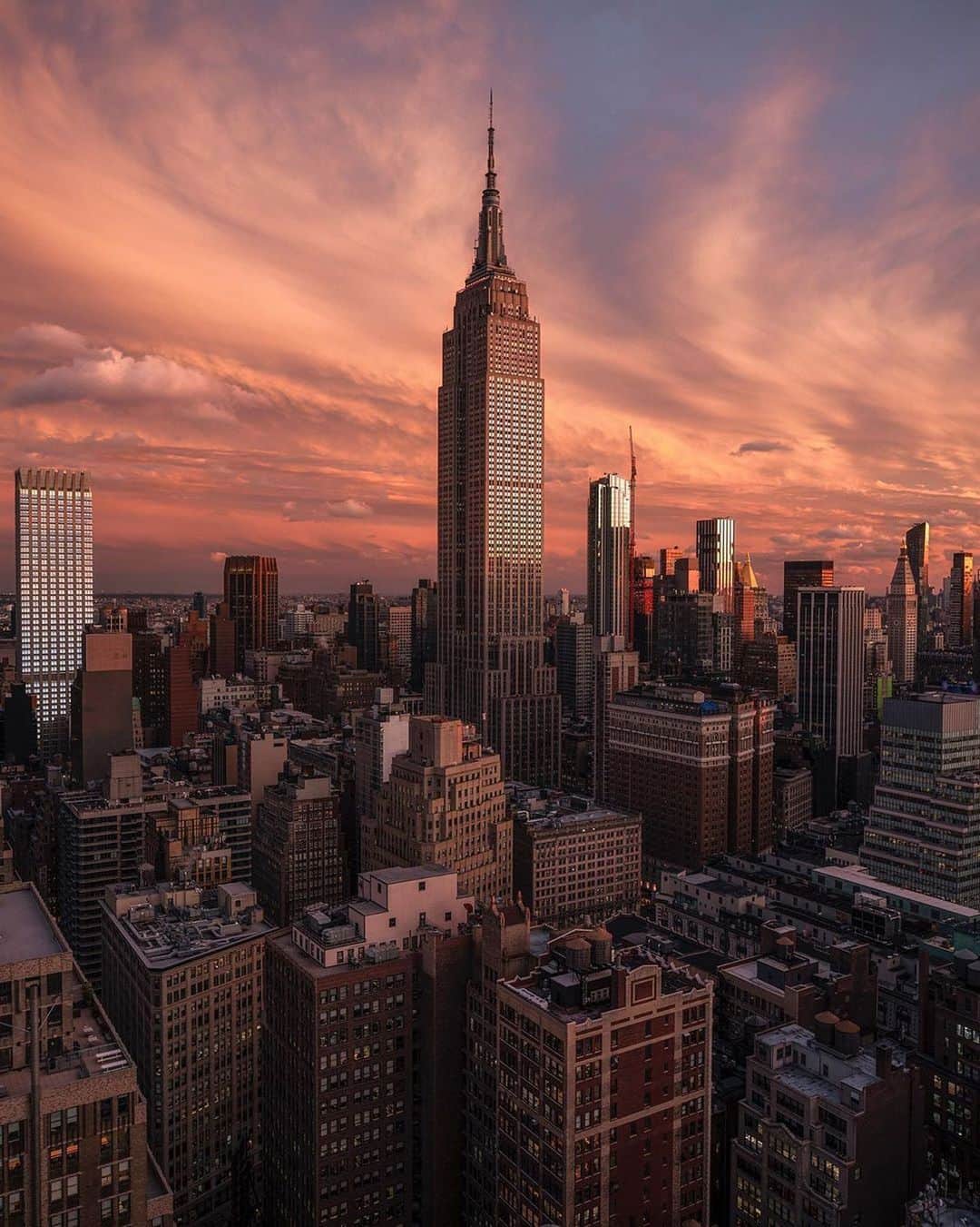 Empire State Buildingさんのインスタグラム写真 - (Empire State BuildingInstagram)「Sunsets are the city’s real-life watercolor ✨ ⠀⠀⠀⠀⠀⠀⠀⠀⠀ 📷: @craigsbeds #EmpireStateBuilding」6月15日 0時25分 - empirestatebldg