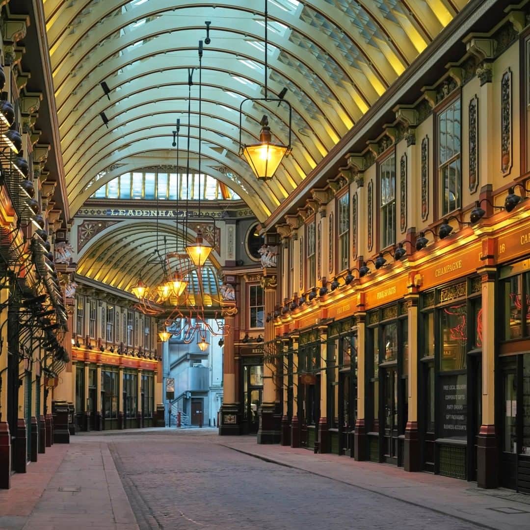 のインスタグラム：「Photo by @simonnorfolkstudio I This image is from a selection of work called Lost Capital, from a London under lockdown.  Leadenhall Market is one of the oldest in London, dating to the 14th century and standing on what was the center of Roman London. The current structure, with its ornate roof and cobbled floors, designed by Sir Horace Jones in 1881, was primarily a poultry and game market. During the Great Plague of 1665, a popular "cure" was to take a live chicken and hold its plucked bottom on the swollen lymph nodes. If the chicken fell ill, one would wash it and repeat the process until nursed to full health. Pointless for the patient and undignified for the chicken, it simply passed the time as one waited to die. For more on this project follow me at @simonnorfolkstudio. #pandemic #england #unitedkingdom  #epidemic #2020」