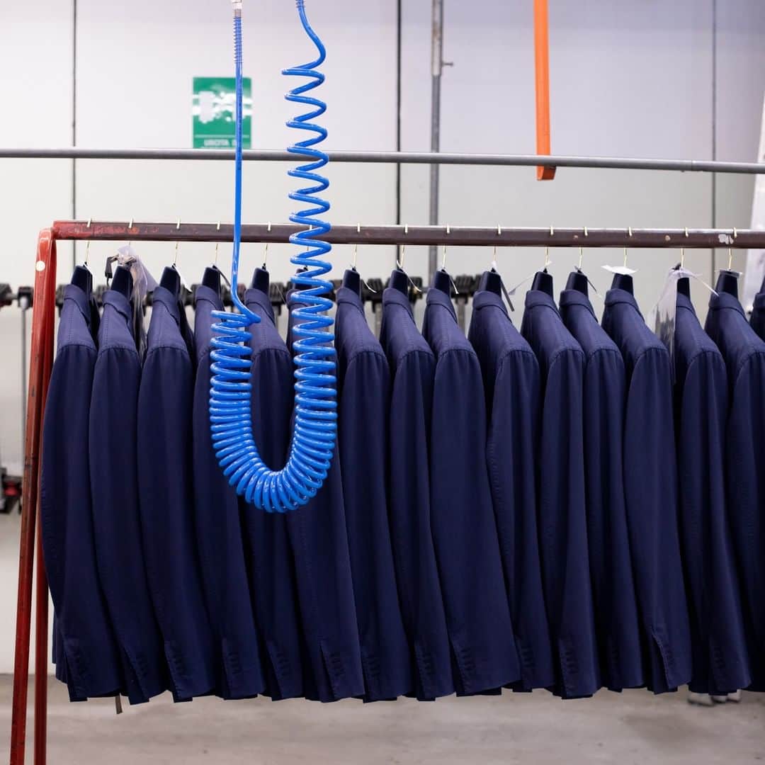 ボリオリさんのインスタグラム写真 - (ボリオリInstagram)「. Casa Sartoriale It’s in the Italian town of Brescia, Gambara, that our know-how and the innovative techniques are applied to the garments.  The inimitable and timeless pieces are the result of an elaborate textile alchemy, and coveted by the intelligent dresser. Boglioli’s innovative approach to the art of tailoring lead to the creation of its signature deconstructed look. This aesthetic speaks to the man of today – a one of a kind contemporary connoisseur who is seduced by old time elegance while simultaneously embracing a contemporary sensibility. . . . #boglioli #casasartoriale #tailoring #garmentdyed  #madeinitaly #bogliolimilano #innovativetechniques #italianstyle #italianexcellence #handmade #softtailoring #takeitasitis #fattoamano #sartoriale #sumisura✂️ #jacketstyle #blueaesthetic #fabbricatoinitalia @boglioliofficial #casasartoriale」6月15日 0時50分 - boglioliofficial
