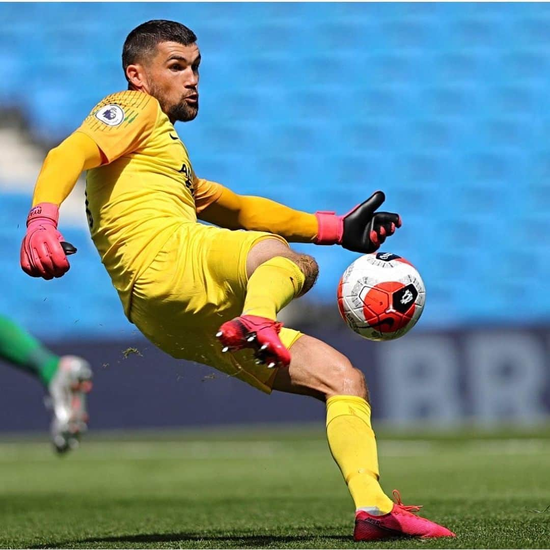 マシュー・ライアンのインスタグラム：「Was nice to kit up again. Less then a week to go ⚽️🧤」