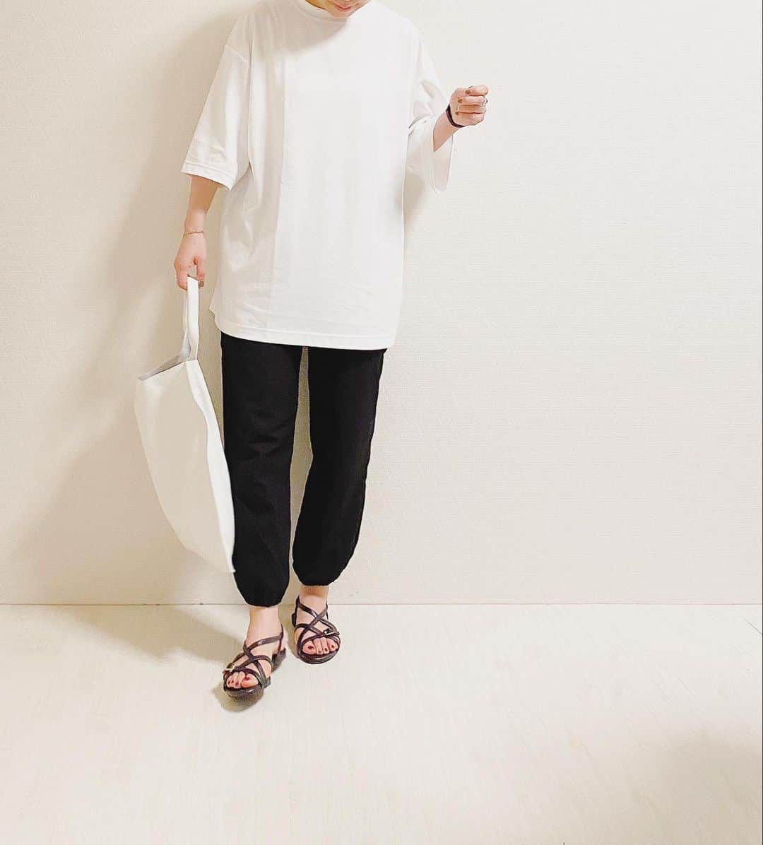 aiaiのインスタグラム：「白Tに黒のカーゴパンツでモノトーンコーデ。 UNIQLOのメンズのTシャツなんですが 表はコットンで内側はエアリズム素材✨サラサラで着心地良くて良いです◎  私は大きめに着たくて XLにしてみました。 かなりゆるゆる。  #ユニクロtシャツ部  #エアリズムコットンオーバーサイズtシャツ 👕  コーデの詳細はブログに書いています  𖤐𖤐𖤐𖤐  #fashion#outfit#style#coordinate#instagood#ootd#pic#instapic#コーデ#コーディネート#スタイリング#プチプラコーデ#本日のコーデ#大人カジュアル#プチプラ  #カジュアル #アラフォー #アラフォーコーデ #アラフォーファッション#uniqlo #ユニクロ #ユニクロコーデ #ユニジョ #上下ユニクロ部 #モノトーンコーデ #サンダルコーデ #tシャツコーデ」