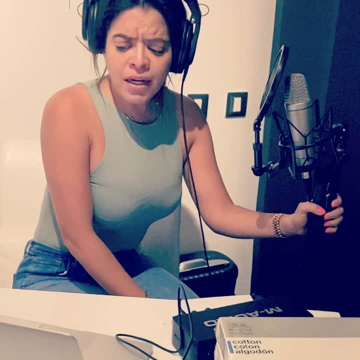 パストール・マルドナドのインスタグラム：「Hermosa voz la de mi esposa @gabytarkany 😘 Debería grabar algunas canciones que opinan??? 🎤  Lovely voice of my wife @gabytarkany 😍 She should record few songs. What do you think??? 🎙 ———————————————————#voz #voice #talent #talento #girl #girlpower #proud #love #rociodurcal #gabytarkany #bella #cantante #singer #top #likeforlikes #future #futuro #moda #fashion #model #wife」