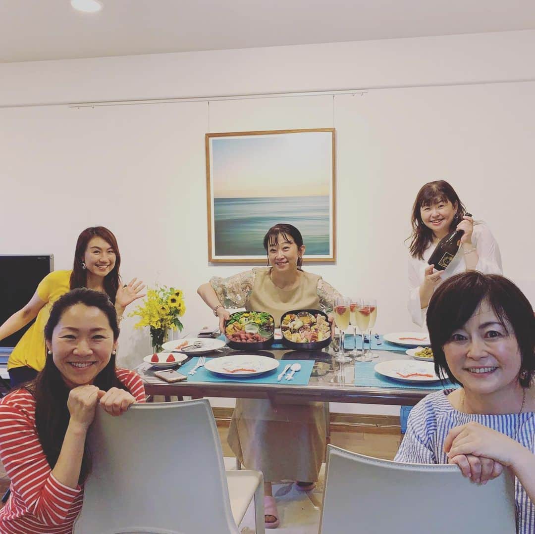 のインスタグラム：「急に世の中が動き出した‼️﻿ 一瞬だった今週💦💦﻿ ﻿ あっという間にあれから1週間﻿ ﻿ 久しぶりに集合〜🍾🍾🍾﻿ ﻿ 刺激も激励も﻿ ストレートに与えてくれる同士です❤️﻿ ﻿ @un_falo_2019 さんの テイクアウト🥡﻿ #元気玉　と名付けられてます🌟　が…﻿ ﻿ まさしく、これを頂く私達が﻿ 「元気玉」🤣🤣🤣🤣🤣🤣﻿ ﻿ #MC #DJ #SINGER の集いですからぁ〜﻿ だーれも黙ってる事ができません✋﻿ ﻿ それぞれのコロナ巣篭もり時間でしたが﻿ みんな全然立ち止まって無かったねぇ〜﻿ ﻿ むしろ前進してたと思われます。﻿ ﻿ 私もボチボチ〜なんて言ってる場合では﻿ ありませんな💦﻿ ﻿ 皆さまに発表したい事もありますので﻿ もうちょっとしっかり準備を進めていきます‼️﻿ ﻿ お楽しみに〜🎤﻿ ﻿ #unfalo さんは6／20から営業再開だそうです♬ 今度はみんなでお邪魔します❤️ お料理については→ @natsusora7272  #バスクチーズケーキ  #やっぱりリアルがいい  #激励名言  #爆笑ヒットパレード  #黙るって難しい」