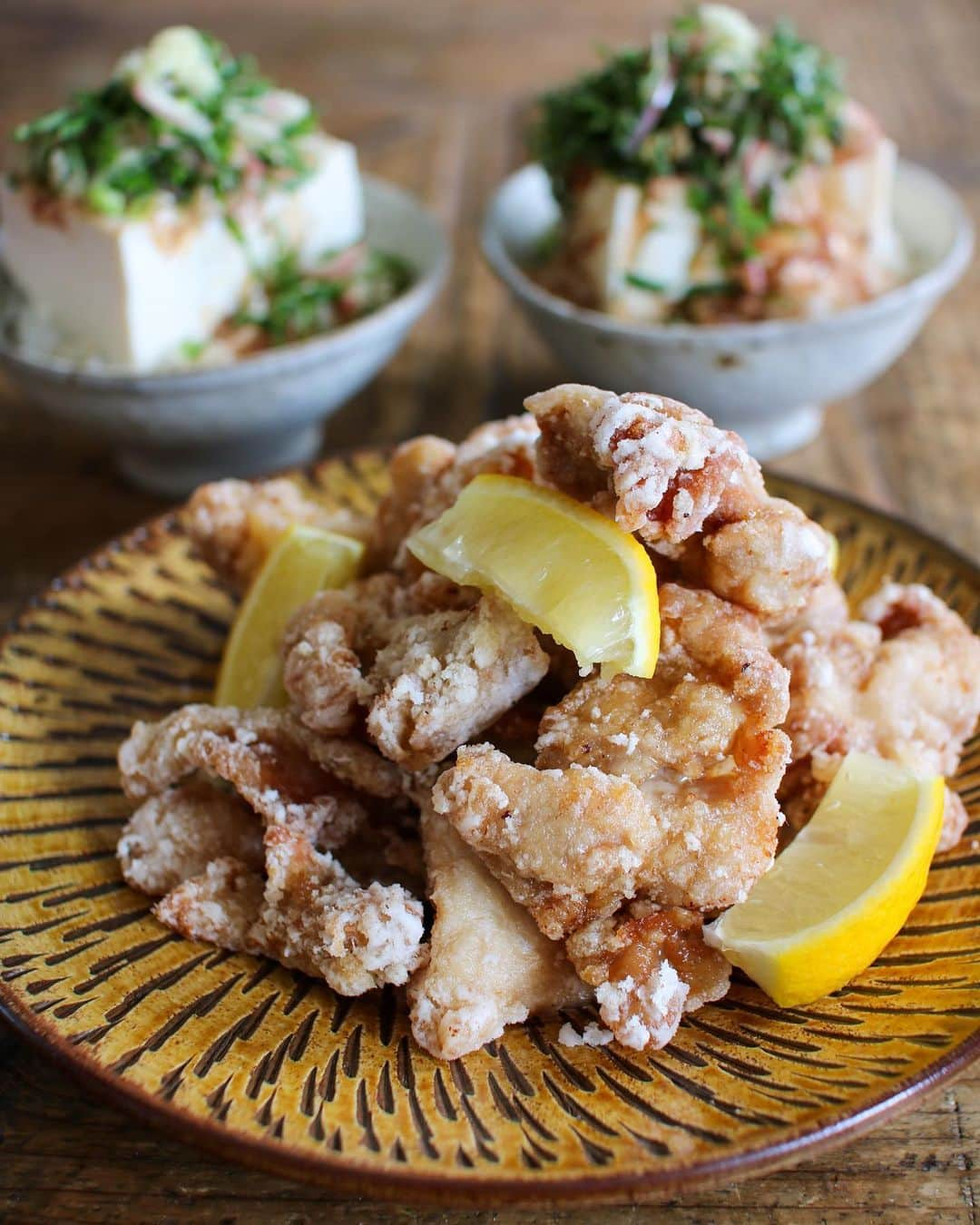 かおしさんのインスタグラム写真 - (かおしInstagram)「私の好きな食べ物のひとつ、#唐揚げ 🐓 その中でもダントツ大好きなのが#中津唐揚げ 🐓 大分まで食べに行ったことがあるくらい大好き♡ そんな大好物の中津の唐揚げを、綾鶏(@ayatori_oishi )さんからいただいて、幸せすぎるお昼ごはん🤤 ・ 冷凍で届くのだけれど、既に味付けされており、こだわりの北海道産の片栗粉も添付されているので、お肉を解凍して片栗粉をつけて揚げるだけ。 簡単調理、ありがたや〜👏 ・ それではいただきます(パクッ …‼️😳 ちょっとちょっとちょっと‼️ いただいたからっていうわけじゃなく、めちゃくちゃ美味しいんですけどッ‼️ これこれ！これぞ中津の唐揚げよ‼︎ 自家製の秘伝のタレの味付けは最高だし、噛んだ時のジューシーさなんか3000点付けてもいいくらい💯 二人で美味しさにウンウン唸りながら、パクパクと食べてしまった… ・ 食べ終わって旦那氏が一言。 👱‍♂️「今後、うちの唐揚げはこれがいいな」  いやいや、奥さんだって頑張ってるんだぞ… 唐揚げの味付けだって試行錯誤してるん… 🐷「私もこれがいい！」 _( ┐ﾉε:)ﾉｽﾞｺｰ‼︎ ・ いや、こんなに美味しい唐揚げを冷凍庫にストックしておけるなら、自分の味とかどうでもよくなってしまうよね😂 ということで、綾鶏さんの中津唐揚げは、我が家の冷凍庫入り続けることが決定しました←マジです😂 いやぁそれにしても激ウマだった〜‼︎ 超絶おすすめ‼️💃 ・ #綾鶏からあげ の奥に見えるのは#冷奴丼 。 これまたやっぱり美味しくて食べすぎちゃった😋 ・ #豆腐丼 #小鹿田焼 #唐揚げ #friedchicken #中津の唐揚げ #大分グルメ #私のおいしい写真 #foodporn #onthetable #foodstagram #暮らし #おうちごはん #instafood #日々の暮らし #うつわ #器 #wp_deli_japan #おうちごはんlover # #IGersJP #フーディーテーブル #キッチングラム #おうちごはんチャレンジ #てづくりごはん365 #昼ごはん #lunch  #pr」6月14日 16時20分 - cao_life