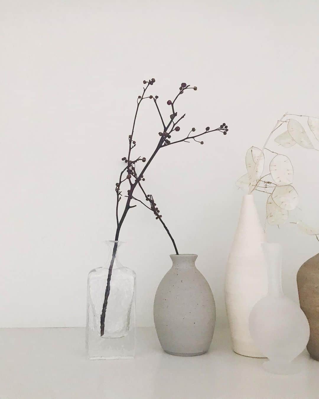 Veronica Halimさんのインスタグラム写真 - (Veronica HalimInstagram)「Some of my favorite vase collection from various artisan from left to right:  Yoshihiro Nishiyama @essencekyoto  Reynold Adinegara @adinegara.r  3rd Ceramics @3rd_ceramics Ponte Glass @ponteglass — #supportingsmallbusinesses #artist #ceramics #pottery #glassartist #ceramicartis #japanesepottery #indonesianceramics #truffypi #athomewithtruffypi #sunday」6月14日 16時26分 - truffypi