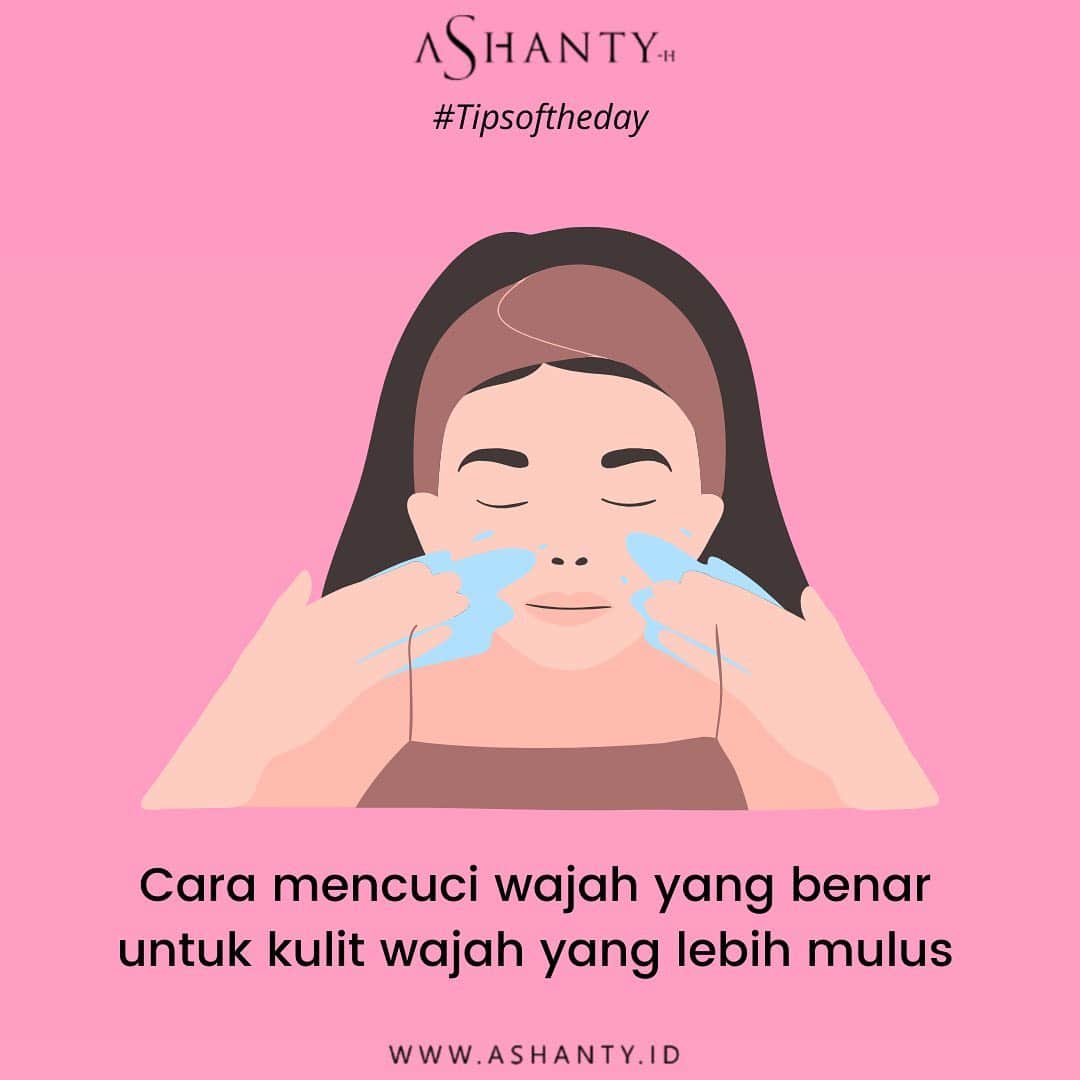 ASHANTY BEAUTY CREAM OFFICIALのインスタグラム：「Ini dia tips cara mencuci wajah yang benar, ambil sabun pencuci wajahmu dan campur dengan sedikit air hingga berbusa. Aplikasikan pada wajah mulai dari jidat, pipi, hidung, dan dagu. Pijat lembut dengan gerakan melingkar. Ingat, jangan gunakan tekanan terlalu keras dan jangan biarkan sabun terlalu lama berada di kulitmu. Bilas dengan air dingin untuk menutup pori-pori ✨」