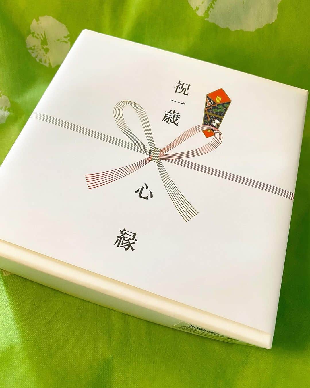 Momoeのインスタグラム：「みよの1歳のお誕生日の時のお餅は これでした❤️ #幸成堂 名前入りだしかわいかった☺️🌟 . . #happy #家事 #育児 #family #家族 #boy #smile #男の子 #息子 #code #love #lucky #kids #子供 #thankyou #宝物 #ベビー #fashion #follow #boy #パパ #ママ #家族写真 #男の子ママ #赤ちゃん写真 #photo #1歳 #一升餅」