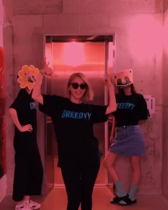 ジェアのインスタグラム：「한창중인 #Greedyy챌린지  꽃제굴 리본제굴과 함께 춰보았어요 (미스틱 A&R 인건 안비밀 🤫) #tiktok #Greedyy #carin」