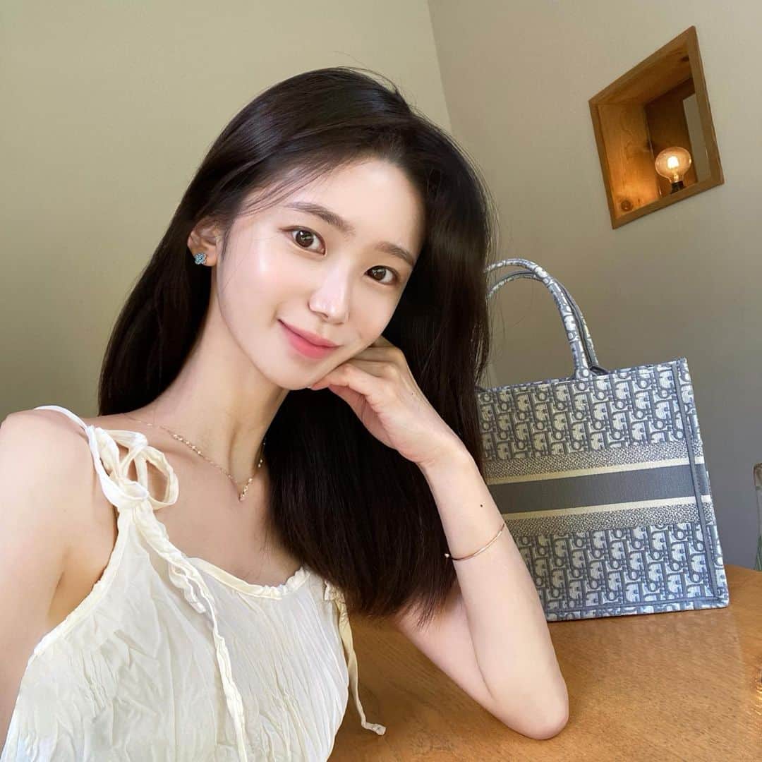 キム・ミニさんのインスタグラム写真 - (キム・ミニInstagram)「Special slip dress 👗 드디어 내일 오픈이네요 🥂 색상 결정 다들 하셨나요 😍 바로배송 색상 미리 알려드려요 🚚 Ivory Original pink Violet Cobalt blue Black Yellow ( 나머지는 요청 수량에 따라 달라져요! ) 남은 주말 잘 보내시고 내일 오전 10시에 만나요 🎶🙌🏻」6月14日 16時32分 - mimiwor