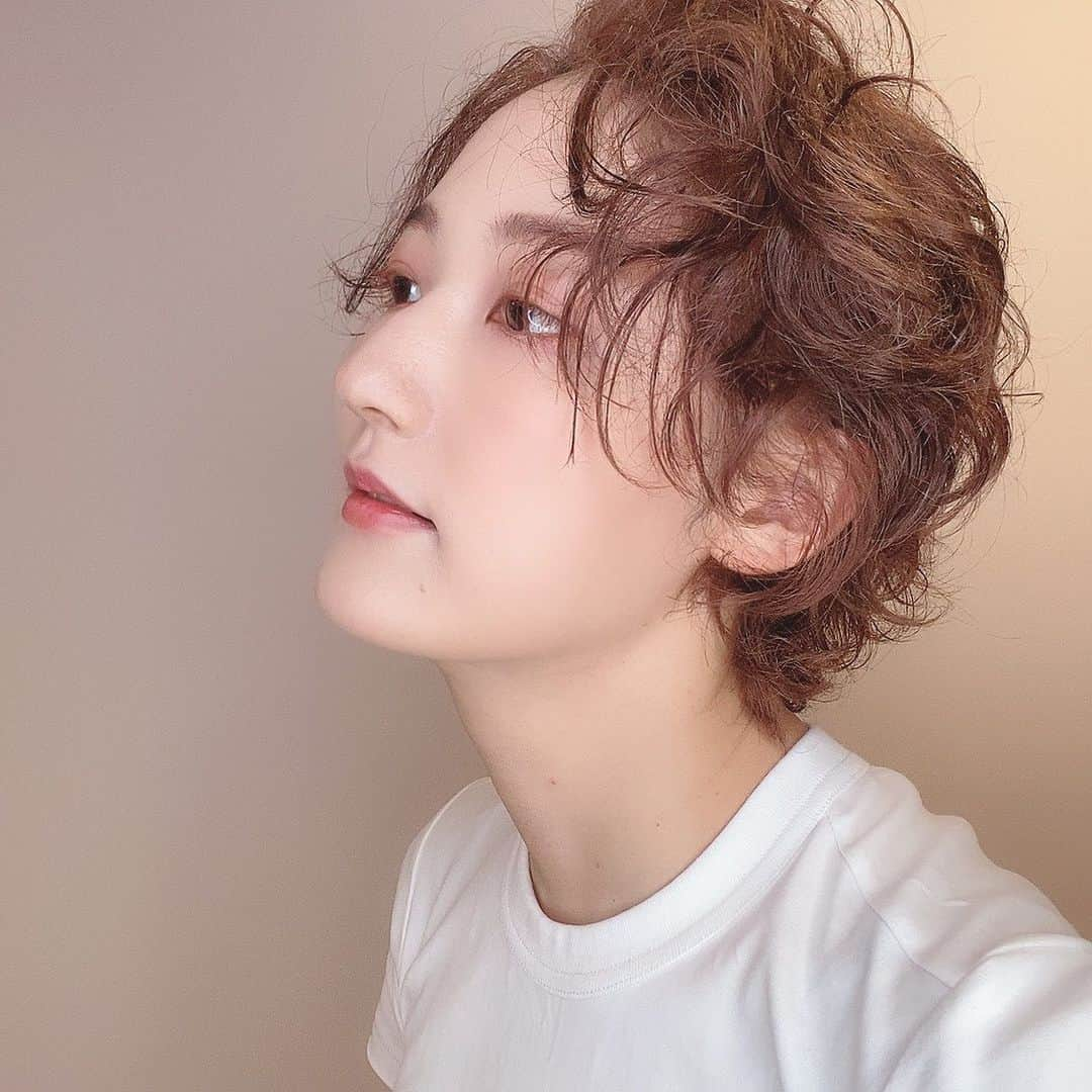 花野じゅりあさんのインスタグラム写真 - (花野じゅりあInstagram)「. カット&カラー  クセ毛活かしヘアになるように、カラーは柔らかくしてもらいました  梅雨の湿気でクセも良い感じにでてくれます  雨に感謝 . . . . . #クセ毛 #ショートヘア」6月14日 16時36分 - julia.hanano