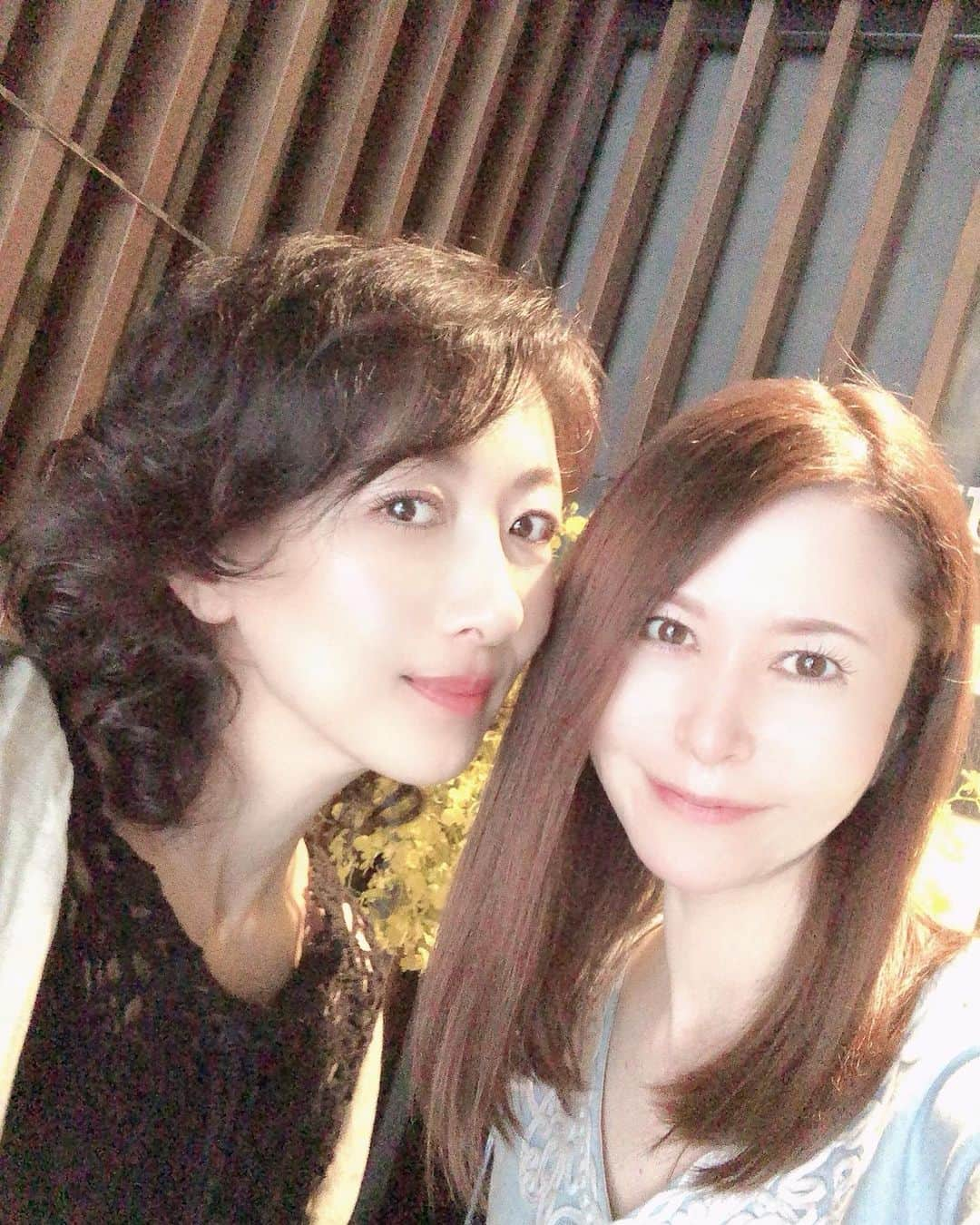 小鳥寿未代のインスタグラム：「美しいお姉様と京都デート♡ アフタヌーンティーもお店の雰囲気も最高(　´艸｀) #アフタヌーンティー #cafe #tea  #自粛生活 #自粛明け #afternoontea  #京都 #京都グルメ #mercerbrunch  #マーサーブランチ #鴨川 #雨  #やっと会えた #ハーブティー  #herbtea #drive #r35 #rêve  #インフルエンサー #小鳥寿未代」