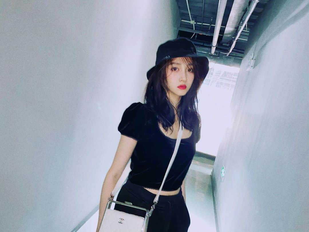 クアン・シャオトン（Guan Xiaotong）のインスタグラム：「哟喂～」