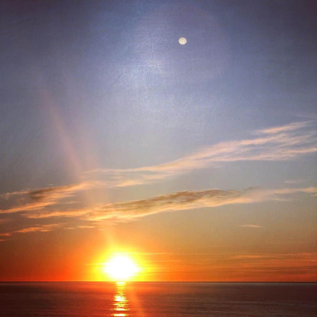 カリフォルニアスタイルさんのインスタグラム写真 - (カリフォルニアスタイルInstagram)「Thank you Golden Sunshine! See you tomorrow.  #californiastyle #california #sun #socal #redondobeach #losangeles #lifestyle #beautifullife #goldenstate #sunshine #sunset #seeyoutomorrow #ocean #surf #thankyou #nightsky #magichour #カリフォルニアスタイル #カリフォルニア #明日 #夕陽 #マジックアワー #空 #カリフォルニア工務店 #カリフォルニア生活 #サンセット #ロサンゼルス #感謝 #ありがとう #サーファー」6月14日 16時58分 - cal__style