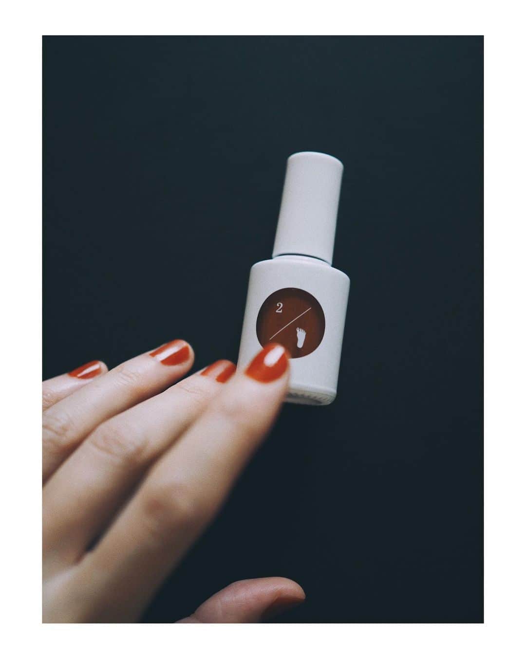 のインスタグラム：「ん〜いい。 ペディキュア用だけど、 お手てに欲しかった色🍊🧡 オレンジブラウンみたいカラー。  スキ❤️ #ゆっくり丁寧に塗れたよ  uka ペディキュアスタディ2 @instauka」