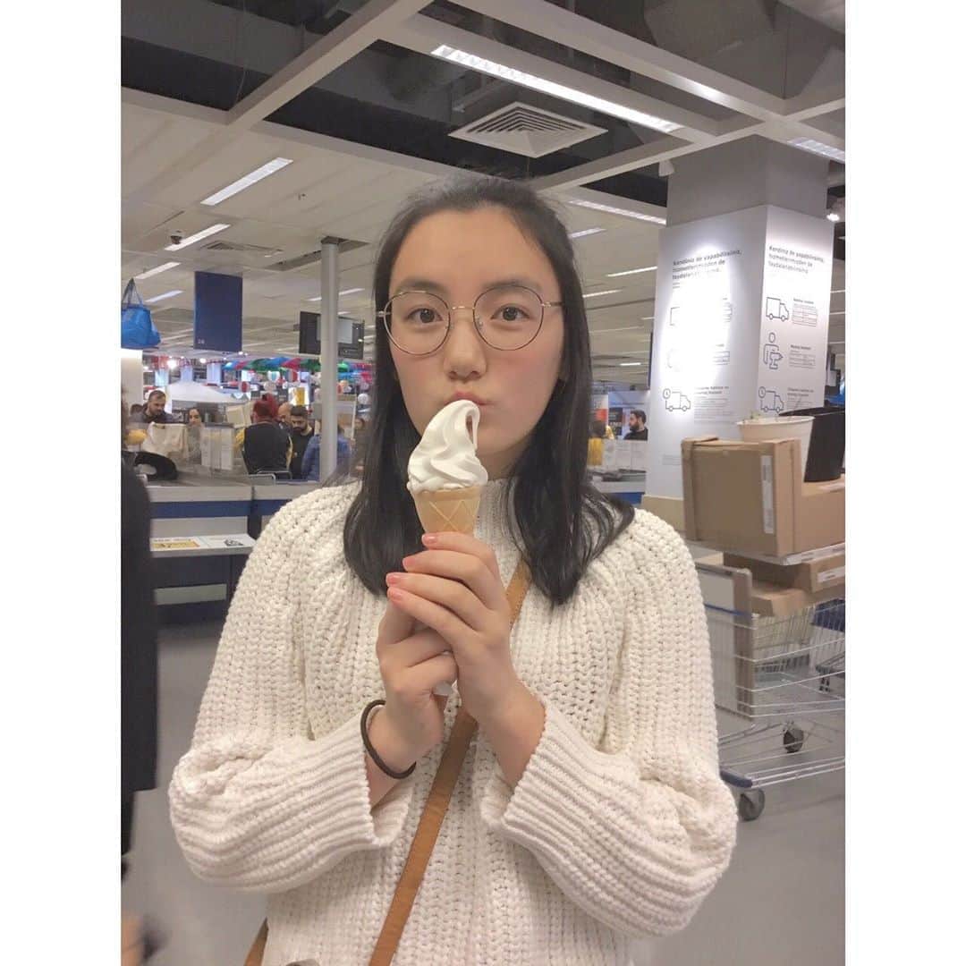 亘理舞さんのインスタグラム写真 - (亘理舞Instagram)「🍦 トルコに来てすぐの頃に、IKEAでソフトクリームを食べた時の写真です＾＾ トルコといえばトルコアイスが有名ですが、普通のアイスももちろん売っています！ でも日本ほどバリエーションに富んでないので、日本の色々工夫されたコンビニアイスが懐かしくなって前回の投稿をしました笑 皆さんはどんなアイスが好きですか？ ・ This is a picture of me eating a soft cream at IKEA when I was new to Turkey. Turkish ice cream is very famous, but of course, regular ice cream are sold in Turkey too! However, there are not as many varieties as in Japan, so I missed Japanese GREAT convenience ice cream, so I posted my last post:) What kind of ice cream do you like? ・ #IKEAのソフトクリーム#妹カメラ#ハーフアップヘア#めがね女子#トルコ生活#英語勉強中#亘理舞」6月14日 17時05分 - mai_watari_official