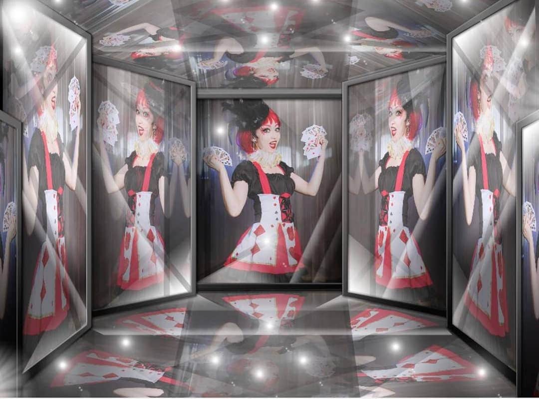 Loxyさんのインスタグラム写真 - (LoxyInstagram)「mirror mirror on the wall.mirror trick  昔のマネージャー🇫🇷がわざわざ加工してくれて、送ってきた写真。 この衣装はドンキで購入♥ 📷photo by :taro  rutsubo🇯🇵 #showtime#showgirl #showdancer #gogodancer #poledanacer #followme  #HashTagsForLikesApp #liker #likes #instagood #likeall #likealways」6月14日 16時58分 - dancerloxy