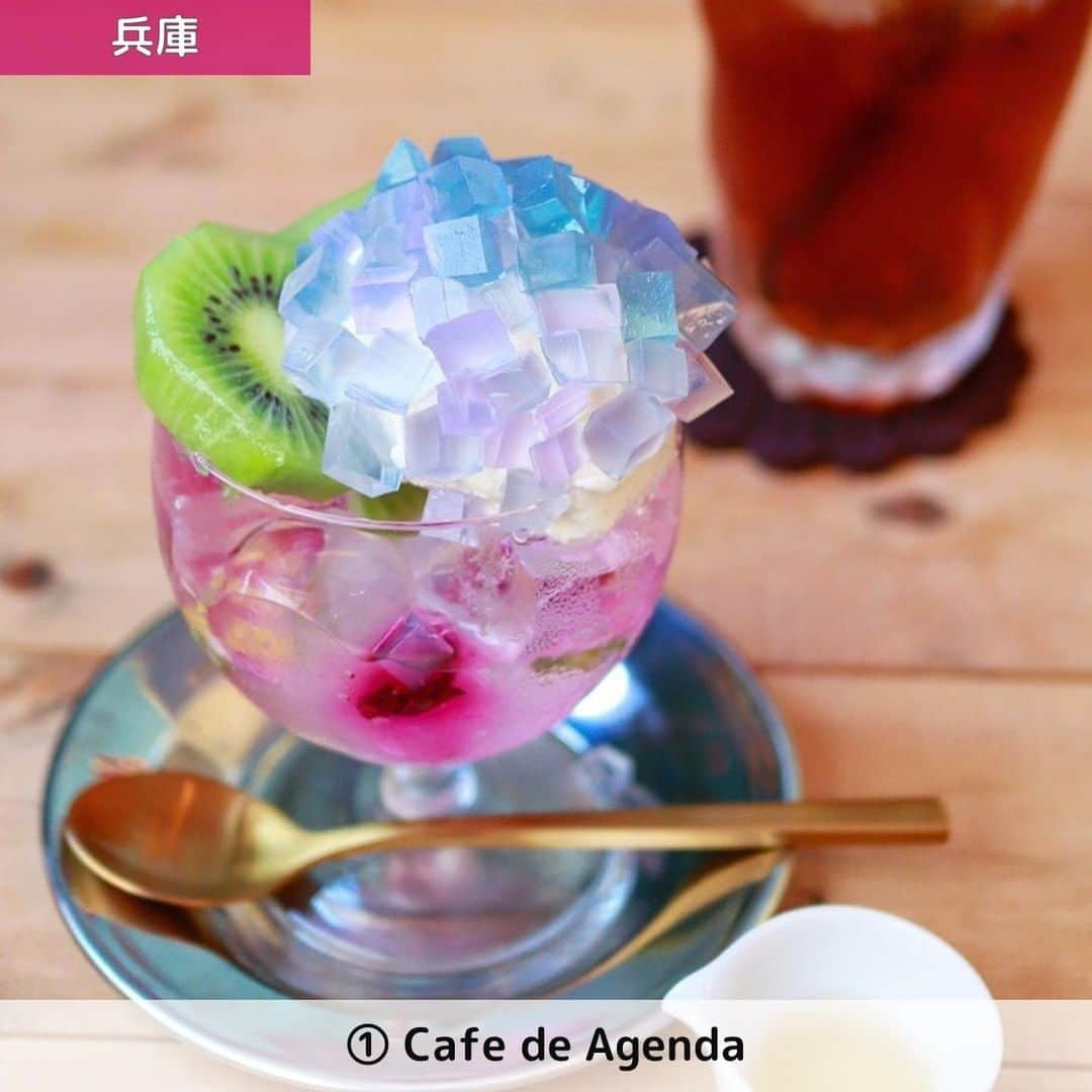 UWASAさんのインスタグラム写真 - (UWASAInstagram)「. ①【兵庫】Cafe de Agenda ☞色鮮やかなフラワーボールの上に、紫陽花のクレームダンジュを大胆にトッピング✨魔法の密で紫陽花の色の変化も楽しめるという仕掛け付き💗 ＊ ②【京都】伊藤久右衛門 ☞京都の老舗抹お茶屋が作る紫陽花パフェ🌟抹茶クッキーや抹茶ゼリーなど、抹茶スイーツがギュッと詰まったパフェです🍵 ＊ ③【京都】金の百合亭 ☞キラキラのゼリーと練り切りで彩られた繊細な一品👀四季折々のものと和菓子を組み合わせた絶品パフェです💕 ＊ ④【東京】茶寮都路里〈大丸東京店〉 ☞大丸東京店限定でラベンダーとブルーキュラソーのキラキラゼリーが輝く紫陽花パフェが登場🎶抹茶ヨーグルトアイスを使ったサッパリとした味わいの和洋折衷のパフェです🌈 ＊ ↓素敵なアカウントはこちら photo by:@mitchi1218 photo by:@mnyanko photo by:@chika2745 photo by:@yasu51244 ＊ <<✏️=========================>> グルメに関する素敵なお写真を 厳選してご紹介しています📷🌈 【 @uwasa_gourmet 】 or 【 #uwasa 】 をタグ付けであなたの投稿が Instagramや記事で紹介されちゃうかも👀🎉 皆さんの素敵なご投稿お待ちしています🌸 <<=========================🔎>> ＊ #紫陽花パフェ #紫陽花 #あじさい #パフェ活 #インスタグルメ #和スイーツ #抹茶パフェ #抹茶スイーツ #ソフトクリーム #カフェ #カフェ部 #カフェ巡り #アイス #パフェ巡り #アイスクリーム #matcha #和カフェ #スイーツ #抹茶 #アイス部 #スイーツ部 #スイーツ巡り #スイーツ好きな人とつながりたい #食べ歩き #食べ歩きスイーツ #スイーツテロ #絶品スイーツ #カフェスタグラム #パフェ部」6月14日 17時00分 - joshime_gourmet