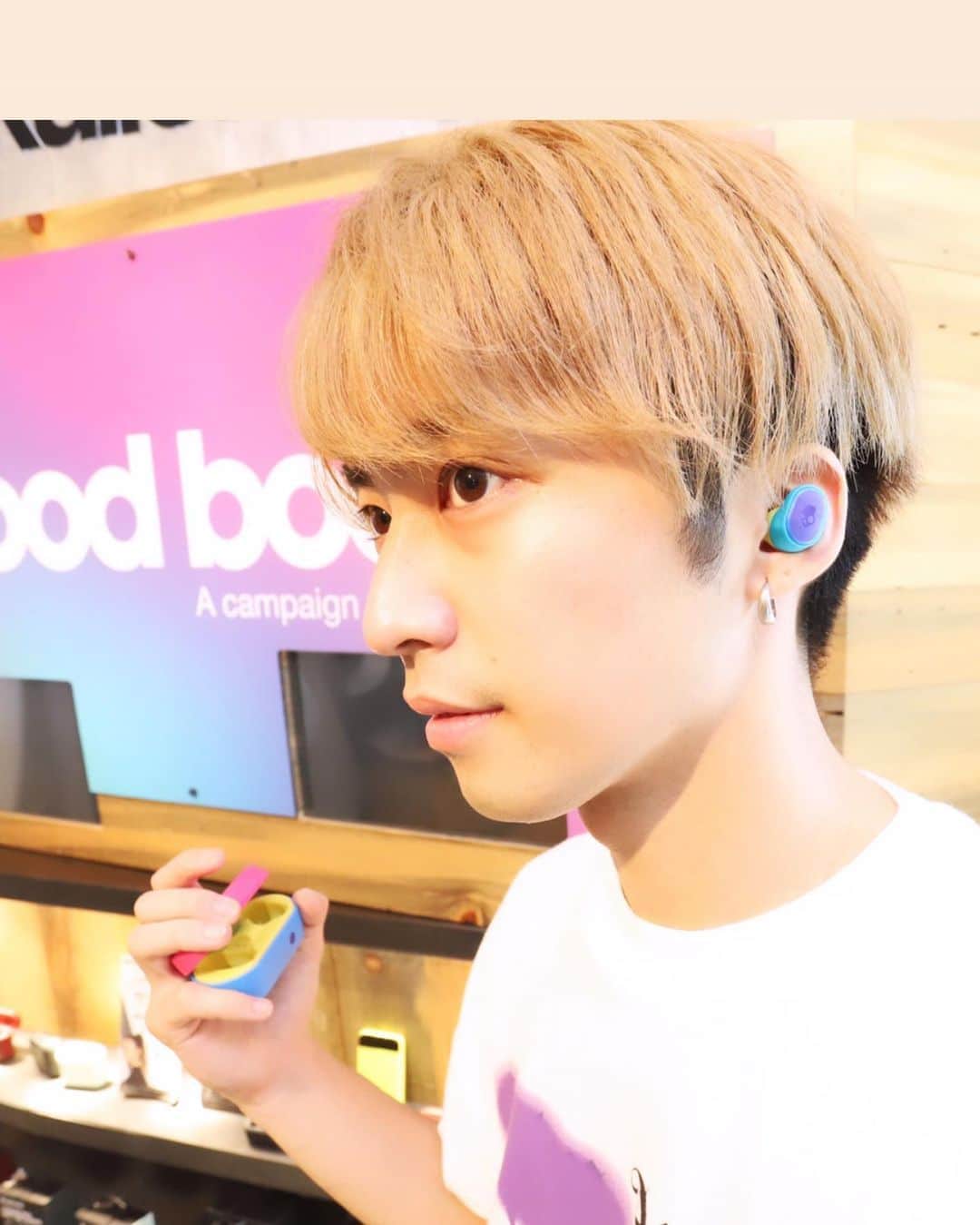 品川翔のインスタグラム：「長年お世話になってるSkullcandyから新発売のSeshオリジナルのモデル撮影しました😊 @skullcandyjapan に登場してるので是非そっちもチェック&フォローして下さい！  近日中に @skullcandyjapan との面白い企画も発表します🙏  楽しみにしててください！  #スカルキャンディー #ワイヤレスイヤホン #skullcandy」