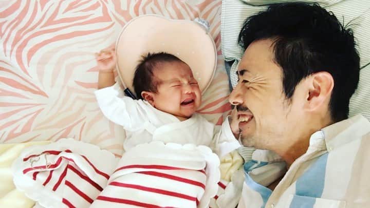 アキラ・コンチネンタル・フィーバーのインスタグラム：「👶💢 Wake up daddy！起きなさい親父！　@diastaprs  #baby  #bayi #marah  #あかちゃんのいる生活  #ベビー動画 #赤ちゃん  #赤ちゃん動画  #成長記録　#育児記録　#どんぐり  #あかちゃん #べびすたぐらむ  #スマイル育児 #ベビフル」