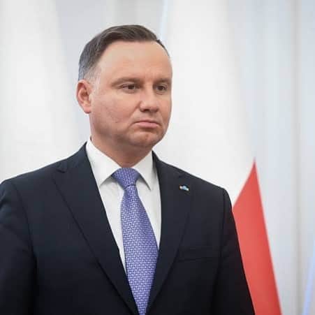 のインスタグラム：「Czego się tak boisz Prezydencie Duda ( @andrzej.duda ) ?  Nie martw się ,wszyscy się czasami boimy, z różnych powodów. Rasizm, homofobia, uprzedzenie pochodzą tylko ze strachu. W imieniu odważnych, w imieniu uprzejmych, w imieniu ludzi z sercem i w imieniu każdej mniejszości społecznej przesyłam miłość i otuchę. Możemy Prezydentowi pomóc i wytłumaczyć jak żyć bez strachu i bez tej nienawiści dla innych Polaków. Pozdrowienia ode mnie i społeczności LGBT+ (ENG 👇) Are you scared President Duda?  That’s ok everyone gets scared sometimes for different reasons. Racism, homophobia, predudice all come from fear.  On behalf of the courageous , on behalf of the kind  and on behalf of all the minorities I am sending you love and support. We can help you President and explain how to live without fear and hate for other Poles. Sending you all the best, Anja and the LGBT+ community」