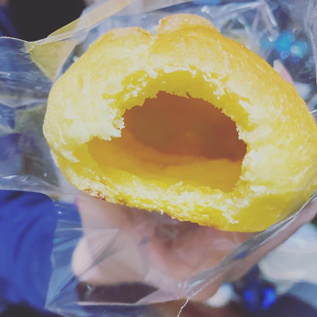 みなみのインスタグラム：「中身のない パン 🥖  これは 中身のないパン なのか  中身を入れ忘れたパン なのか  どっちにせよ当たりですな😂」