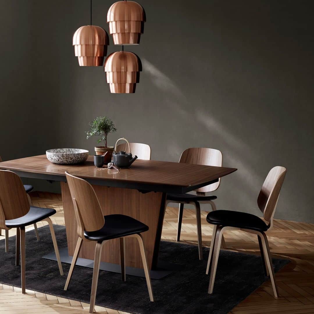 BoConceptさんのインスタグラム写真 - (BoConceptInstagram)「High-quality veneer is the sustainable material choice we’ve been using for decades. And we treat it with as much respect as solid wood. So much so that we travel to Canada to hand-select it.  Dark oak, walnut, espresso and more? Our interior stylists can help you choose. Find out how through link in bio.  #boconcept #diningroom #dining #danishdesign」6月14日 17時19分 - boconcept_official