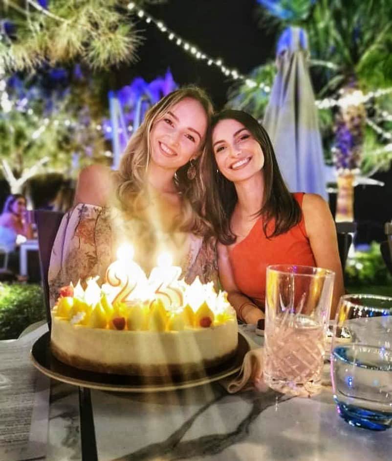 マリナ・デュランダのインスタグラム：「Good colleagues are those who know that WE is more powerful than ME 💕  #love #you #myfriend @joannatacha」