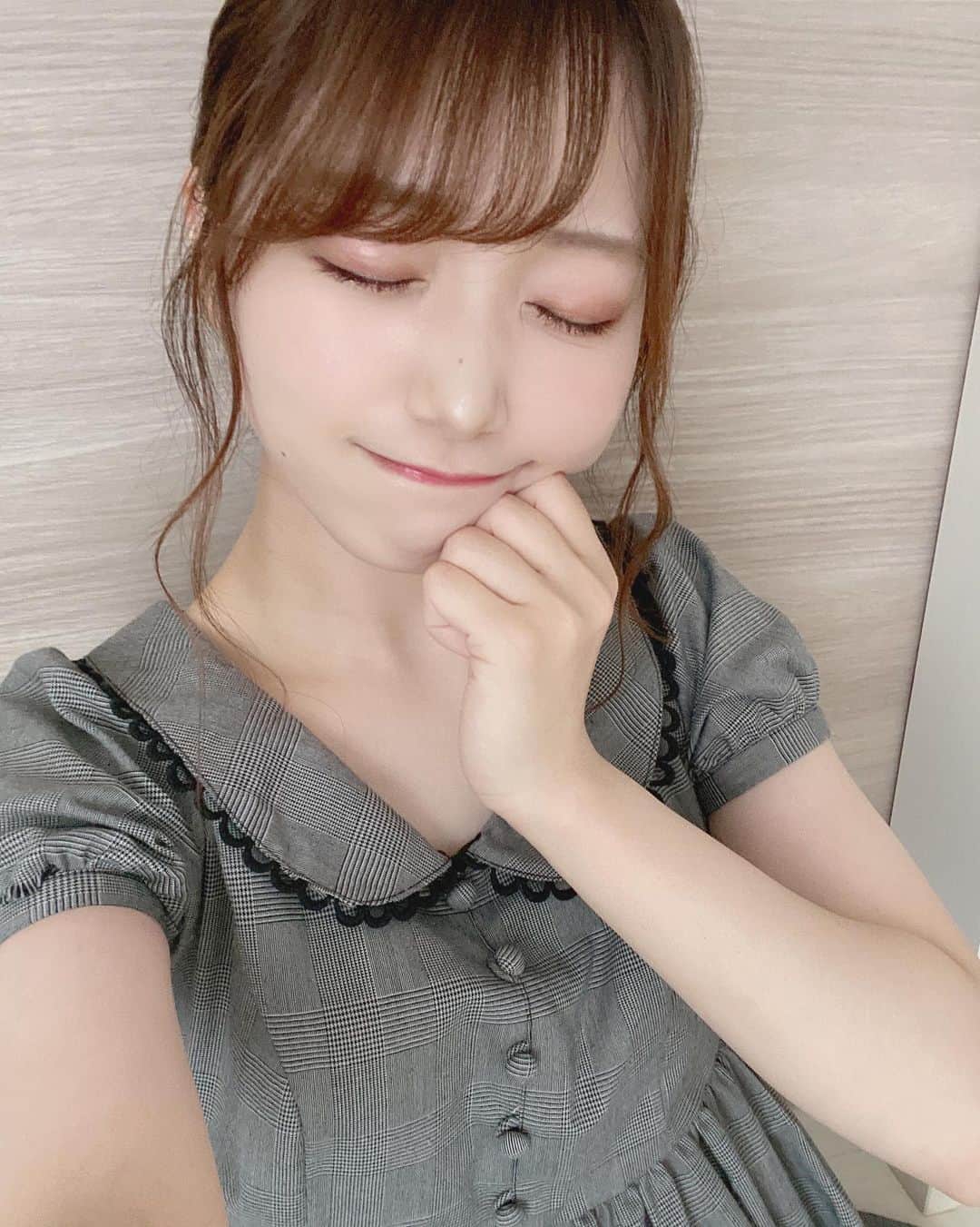 阪上彩香さんのインスタグラム写真 - (阪上彩香Instagram)「こういう格好もしたくなるんよね💭❤️ ･ ･ ･ #ゆるふわ巻き #ポニーテール #ポニーテールアレンジ #アンクルージュ #ankrouge  #ミディアムヘア #ミディアムヘアアレンジ #巻き髪 #instgood #instlike #instagram #followme」6月14日 17時24分 - ayaka_skgm