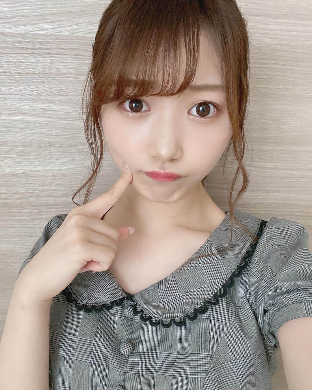 阪上彩香さんのインスタグラム写真 - (阪上彩香Instagram)「こういう格好もしたくなるんよね💭❤️ ･ ･ ･ #ゆるふわ巻き #ポニーテール #ポニーテールアレンジ #アンクルージュ #ankrouge  #ミディアムヘア #ミディアムヘアアレンジ #巻き髪 #instgood #instlike #instagram #followme」6月14日 17時24分 - ayaka_skgm