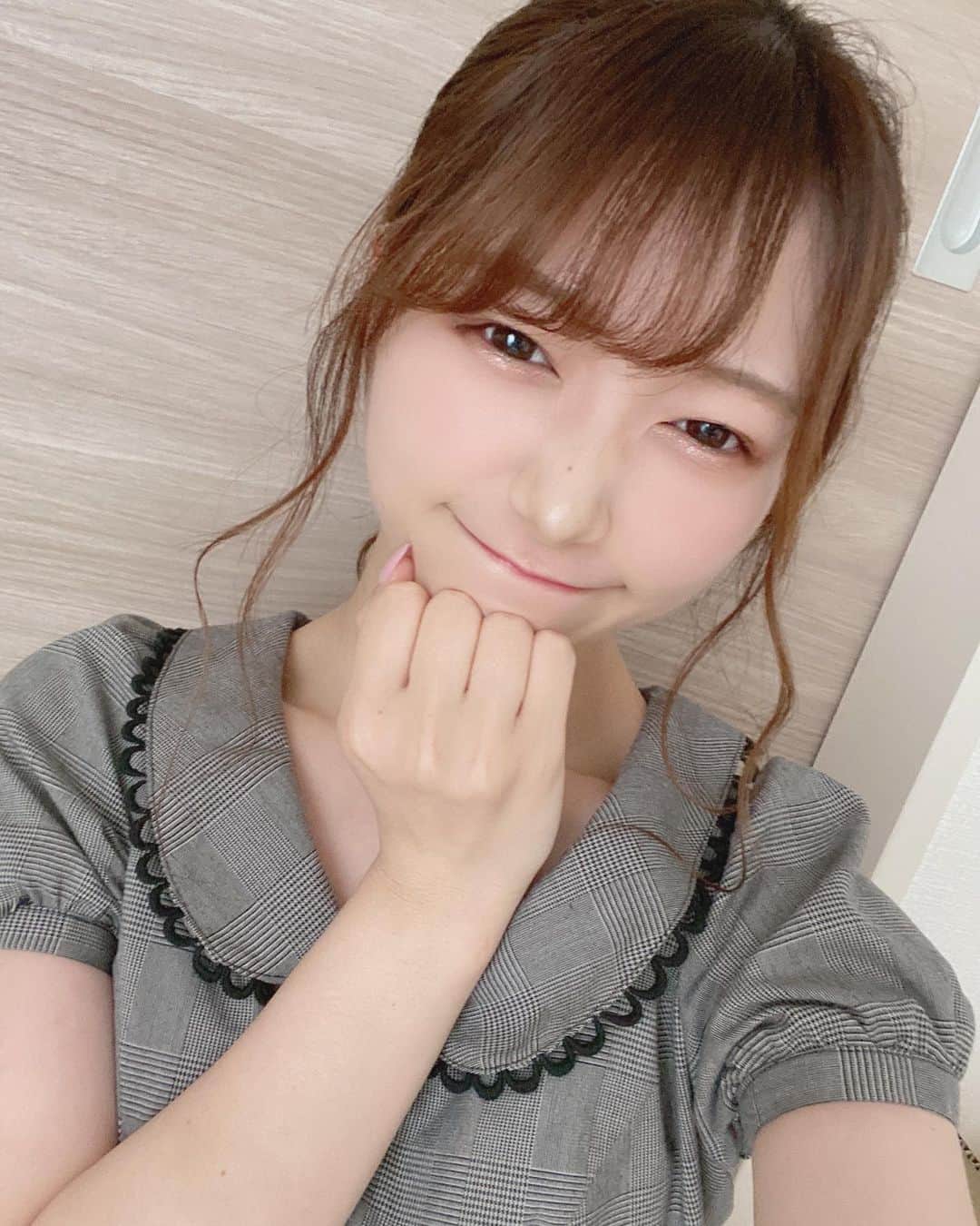 阪上彩香さんのインスタグラム写真 - (阪上彩香Instagram)「こういう格好もしたくなるんよね💭❤️ ･ ･ ･ #ゆるふわ巻き #ポニーテール #ポニーテールアレンジ #アンクルージュ #ankrouge  #ミディアムヘア #ミディアムヘアアレンジ #巻き髪 #instgood #instlike #instagram #followme」6月14日 17時24分 - ayaka_skgm