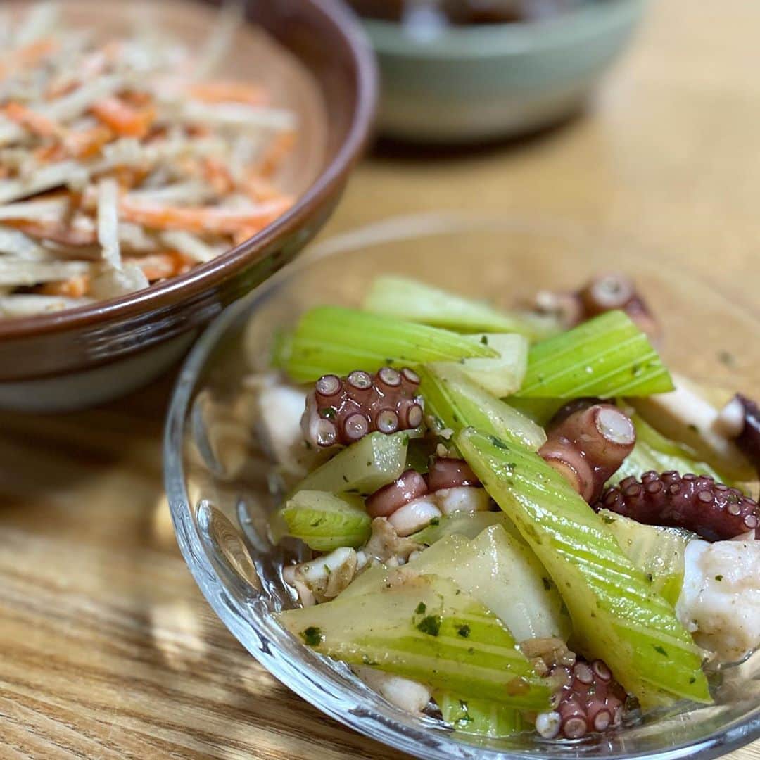 佐野優子のインスタグラム：「. 残り物のタコとセロリのバジル炒め👩‍🍳 🐙 おいしっ‼︎ 🐙 #たこ  #セロリ料理  #バジル」