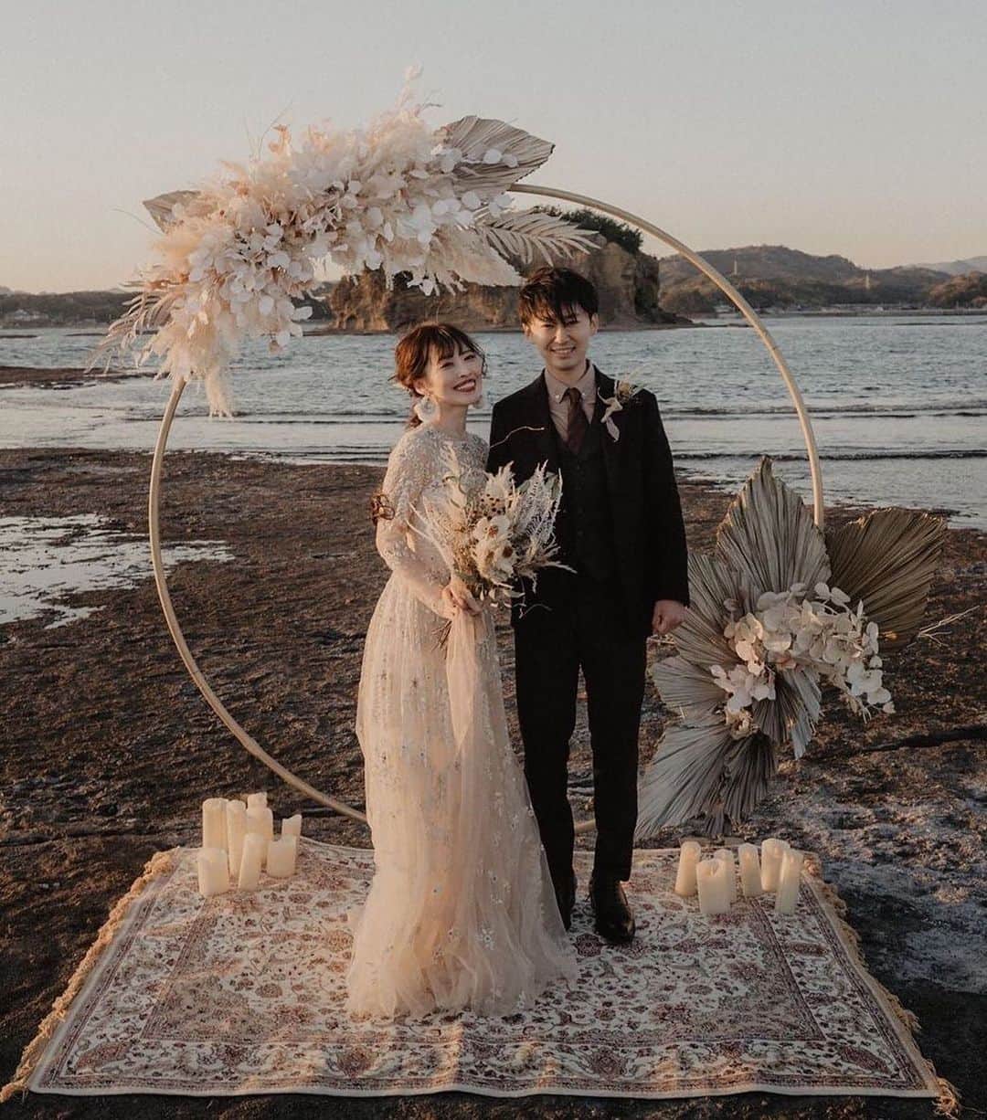 のインスタグラム：「@farny_weddingをフォローして #プラコレ #farnyレポ を付けて投稿してくださいね♥ . :-: :-: :-: :-: :-: :-: :-: :-: :-: 本日紹介したいウェディングフォトは・・・ @mythel__さん♡ . お洒落花嫁さまに今注目を集めている @mythel__のウェディングフォト*  ロケーションプランは 大阪、兵庫、和歌山、鳥取に追加し 2020年より東京での撮影も 可能となりました* 海や丘での撮影で、 他とは違う、とびきりお洒落で美しいお写真に..♡ . 1枚目> location : Wakayama prefecture 2枚目> location : Kyoto prefecture 3枚目＞ location : Wakayama prefecture bouquet:【camel】  @camelsflower . お洒落でラスティックな雰囲気に 一際目を引くフォト撮影を MYTHEL（@mythel__）で 叶えませんか？✨ :-: :-: :-: :-: :-: :-: :-: :-: :-: . \\花嫁ライター募集中// @farny_wedding の DMより”Farny 花嫁ライター希望”とお送りくださいね◎ 担当者から折り返しご連絡さしあげます⁂ . \\花嫁アプリ // プロのアドバイザーに結婚式の相談を何度でも♡ ウェディングドレスの記事や、 自分のウェディングレポを残せちゃう♡” . ＞＞＞TOPのURLからcheck ⋈ @placolewedding ＞＞＞結婚のご相談は プラコレウェディングアドバイザーへ♡ @wedding_adviser ＞＞＞ウェディングレポを残したいなら、 farny by プラコレをcheck ✎ @farny_wedding ＞＞＞ウェディングアイテム＆DIYは farnyアイテムをcheck ❁ @farny_wd.item . ┈┈┈┈┈┈┈┈┈┈┈┈┈┈┈┈┈┈┈ #プレ花嫁 #卒花嫁 #結婚準備 #結婚式 #結婚式場 #当日レポ #撮影指示書 #weddingtbt #weddingdress #ウェディングドレス #運命の一着 #ウェディングフォト #ブライダルフェア #挙式レポ #卒花しました #試着レポ #farnyレポ #前撮り  #2020夏婚 #2020春婚 #2020秋婚 #2020冬婚 #挙式 #令和花嫁 #全国のプレ花嫁さんと繋がりたい #ラスティックウェディング #おしゃれ花嫁 #花嫁コーディネート」