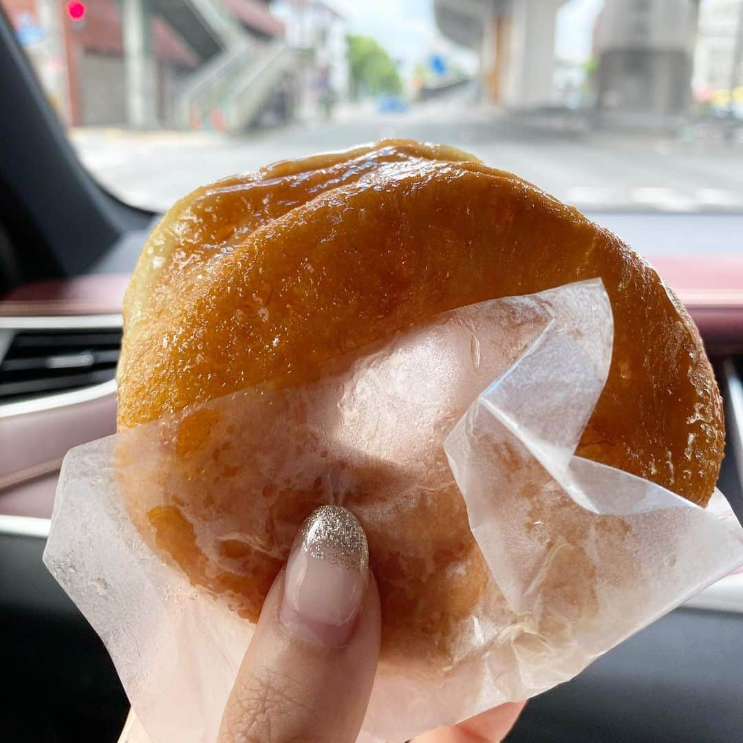 神谷ゆう子さんのインスタグラム写真 - (神谷ゆう子Instagram)「ハニードーナツ🍩  #ロンパル#ハニードーナツ #子供の頃から食べてます #パン屋のドーナツ #揚げたてドーナツ #ハチミツにドボン #子供の頃は65円だった #今でも100円 #ふあふあのもっちもち」6月14日 17時41分 - yuko_kamitani