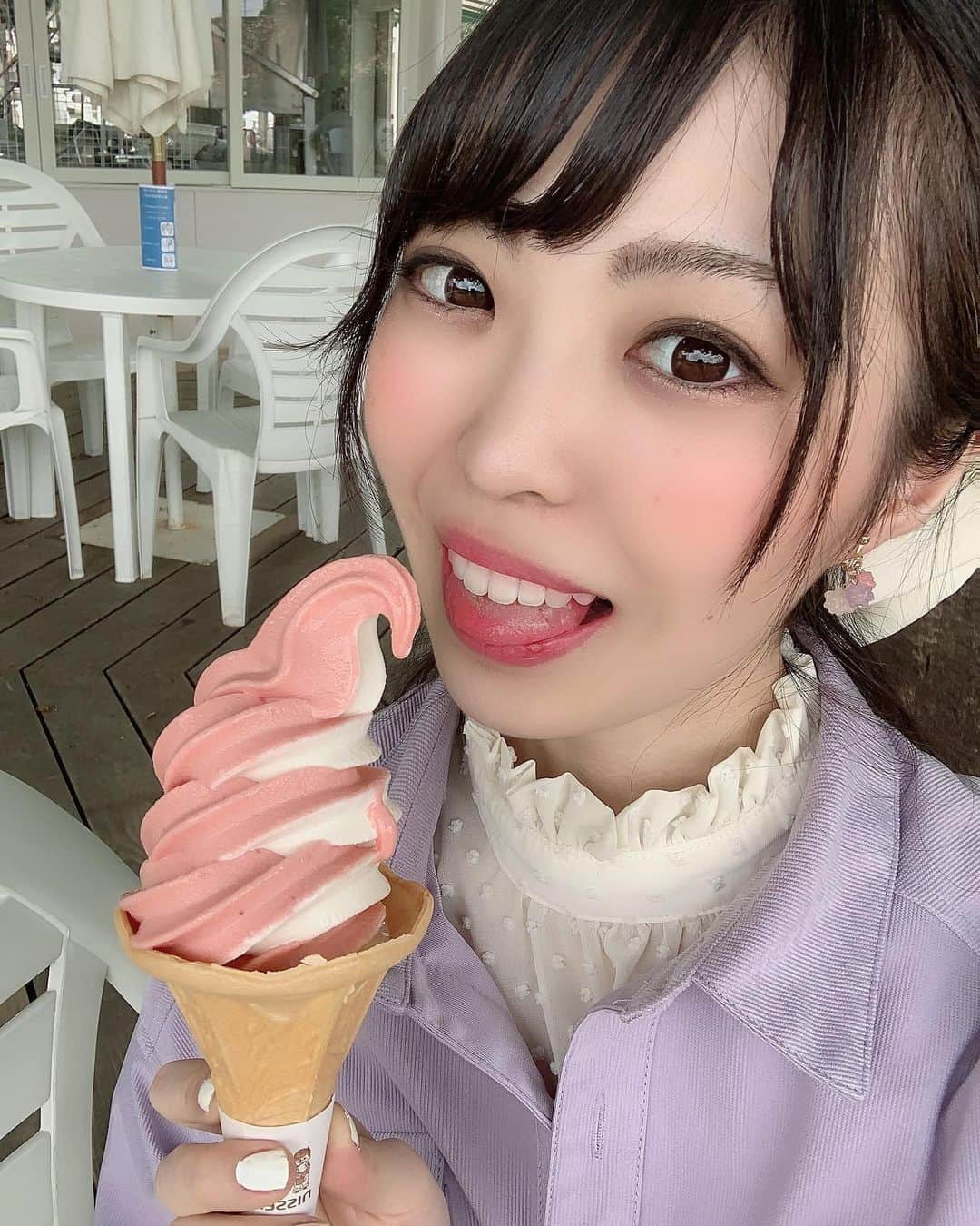 白井佑奈さんのインスタグラム写真 - (白井佑奈Instagram)「. . ❤️💛💚💙💜 . . 今日もお天気悪いけど、この投稿でみんなの気持ちが晴れにな〜れ☀️🤗 . . 食べているのはいちごソフトクリーム🍓‪🍦‬ お天気で食べるアイスが待ちきれない〜😖💕 . . . プロフィールリンクはこちら👉 @yuna_smile0130 . . . #しらいゆな #アイス #ソフトクリーム #ポートレート #ポートレート撮影 #ポトレ女子 #被写体モデル #被写体になります #カメラマンさん募集 #被写体サーチ #グルメな人と繋がりたい #カフェ巡り好きな人と繋がりたい  #スイーツ好きな人と繋がりたい #ローズガーデン #ビジョビ #ビジョビ_ミスいちご2021 #カメラ好きな人と繋がりたい #ファインダー越しの世界 #ガールズフォト #キリトリセカイ #スクリーンに恋をして#私の写真もっと広まれ#その瞬間に物語を#透明感のある世界  #likeforlikes #photography #jp_portrait部 #portrait #ınstagood #followｍe」6月14日 17時34分 - yuna_smile0130