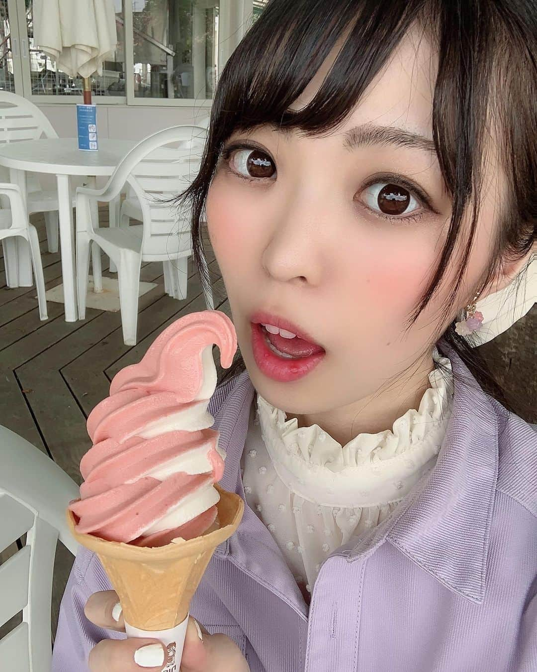 白井佑奈さんのインスタグラム写真 - (白井佑奈Instagram)「. . ❤️💛💚💙💜 . . 今日もお天気悪いけど、この投稿でみんなの気持ちが晴れにな〜れ☀️🤗 . . 食べているのはいちごソフトクリーム🍓‪🍦‬ お天気で食べるアイスが待ちきれない〜😖💕 . . . プロフィールリンクはこちら👉 @yuna_smile0130 . . . #しらいゆな #アイス #ソフトクリーム #ポートレート #ポートレート撮影 #ポトレ女子 #被写体モデル #被写体になります #カメラマンさん募集 #被写体サーチ #グルメな人と繋がりたい #カフェ巡り好きな人と繋がりたい  #スイーツ好きな人と繋がりたい #ローズガーデン #ビジョビ #ビジョビ_ミスいちご2021 #カメラ好きな人と繋がりたい #ファインダー越しの世界 #ガールズフォト #キリトリセカイ #スクリーンに恋をして#私の写真もっと広まれ#その瞬間に物語を#透明感のある世界  #likeforlikes #photography #jp_portrait部 #portrait #ınstagood #followｍe」6月14日 17時34分 - yuna_smile0130